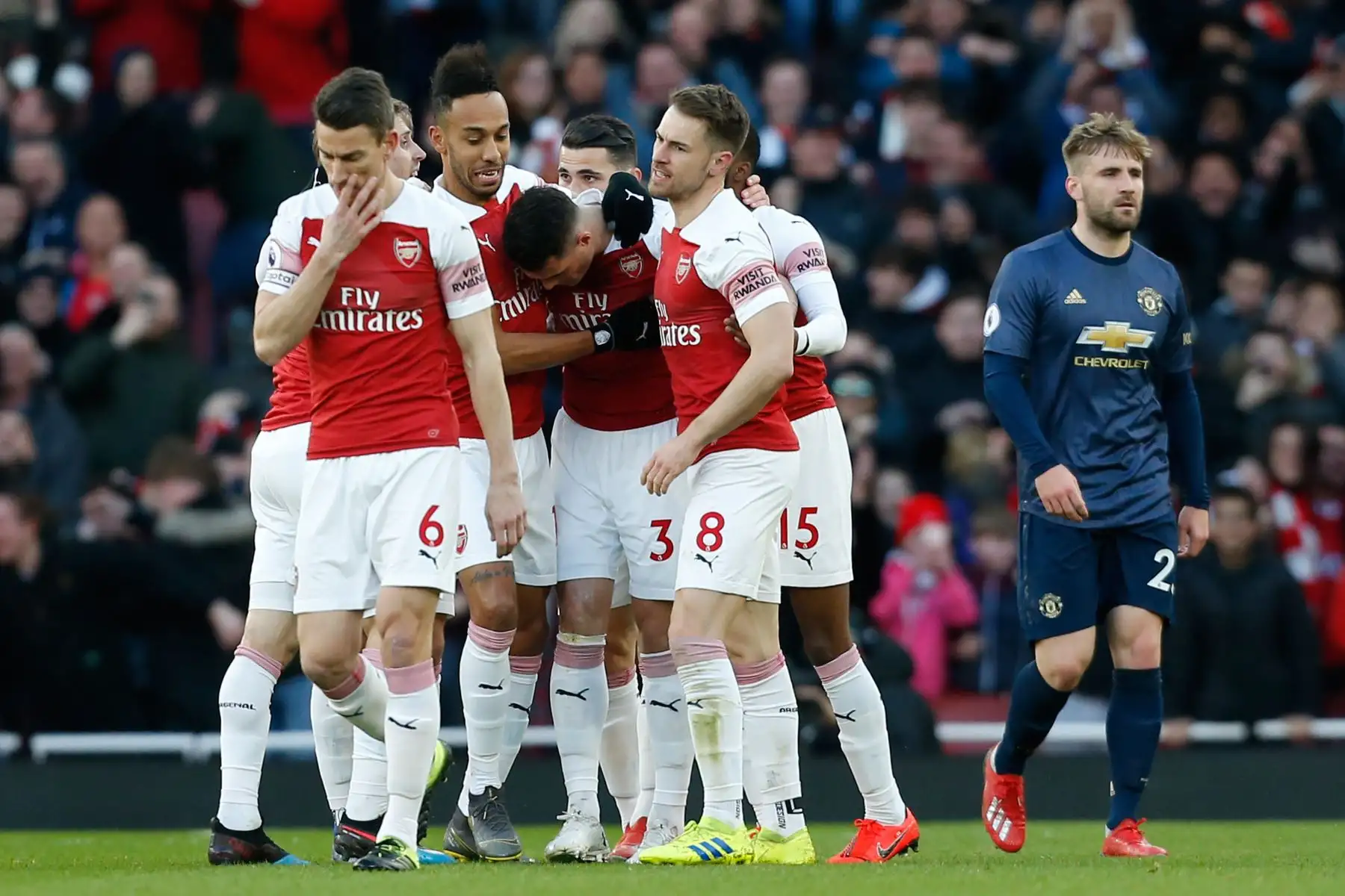 El mediocampista suizo Granit Xhaka (C) celebra el gol de apertura con compañeros de equipo.Foto: AFP