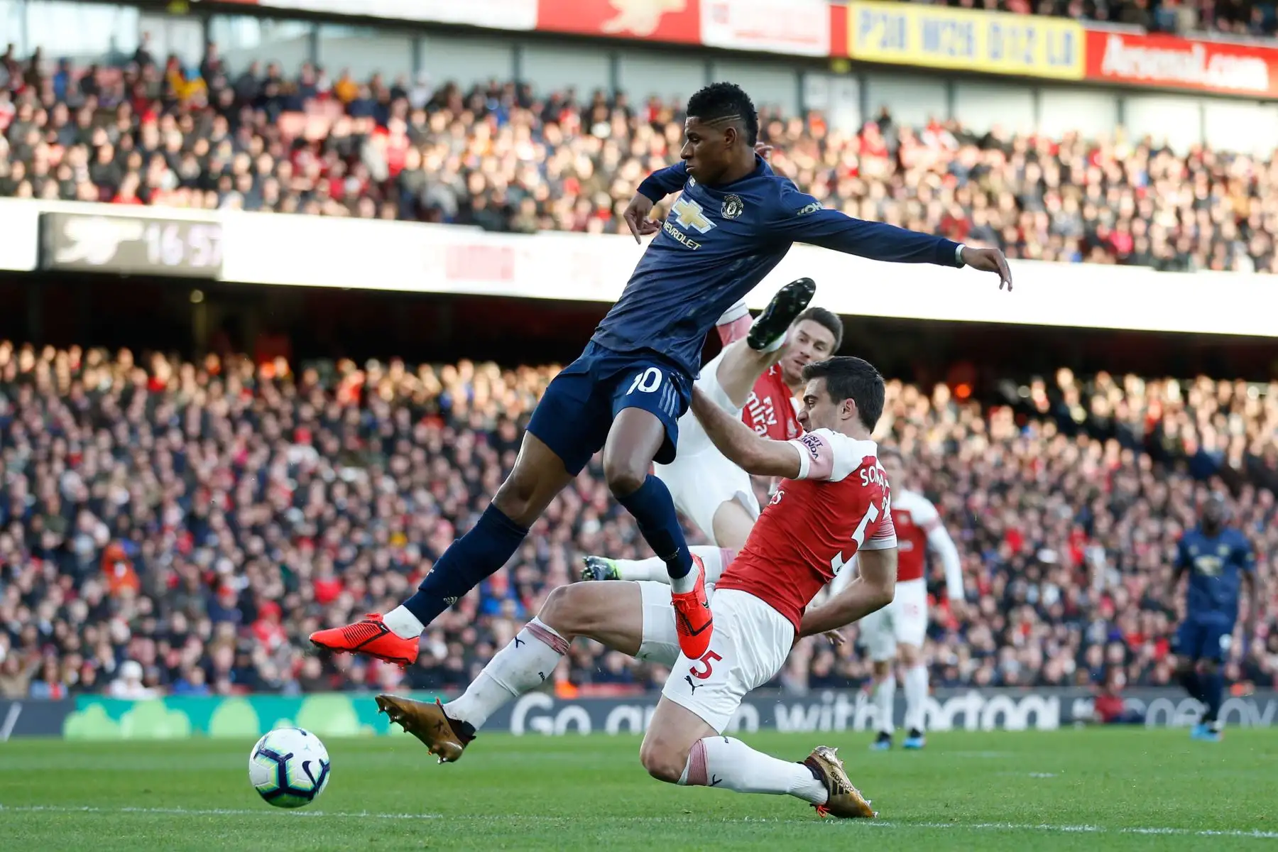 El defensa griego del Arsenal Sokratis Papastathopoulos (R) se enfrenta al delantero inglés del Manchester United Marcus Rashford (L).Foto: AFP