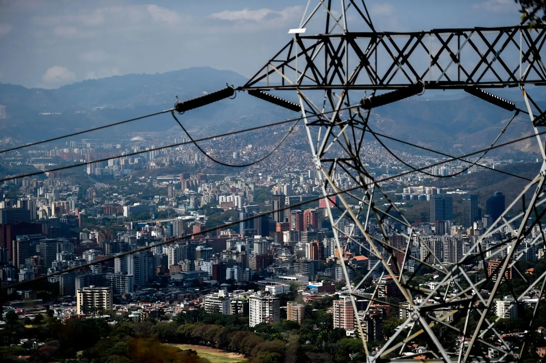 Vista de las torres de alto voltaje en la montaña Waraira Repano, también llamada "El Ávila", en Caracas. Venezuela afronta su cuarto día con un apagón general que viene afectando a la población. AFP