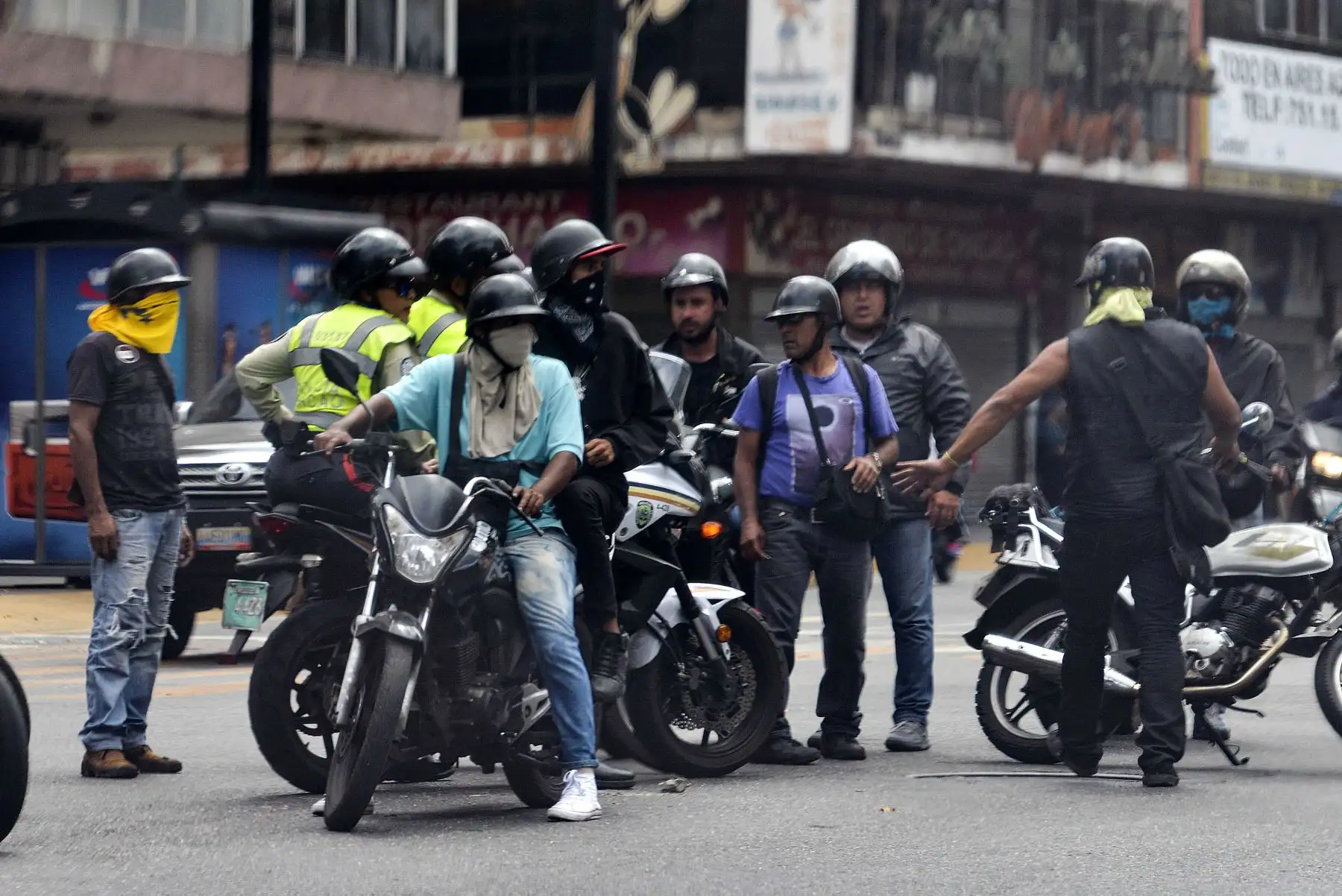 Los partidarios de Nicolás Maduro se ven en una calle de Caracas  mientras se preparan para dispersar a los manifestantes de la oposición y levantar barricadas.