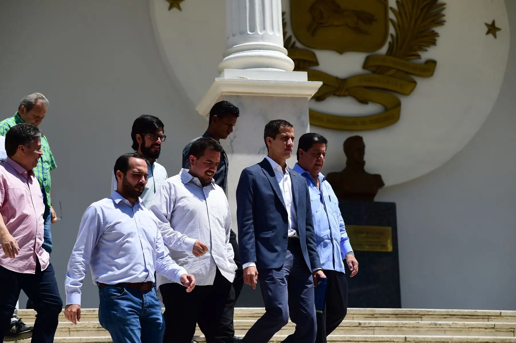 El líder opositor venezolano y el autoproclamado presidente en funciones, Juan Guaido (2-R), llega a la Asamblea Nacional de Venezuela para una conferencia de prensa en Caracas. AFP