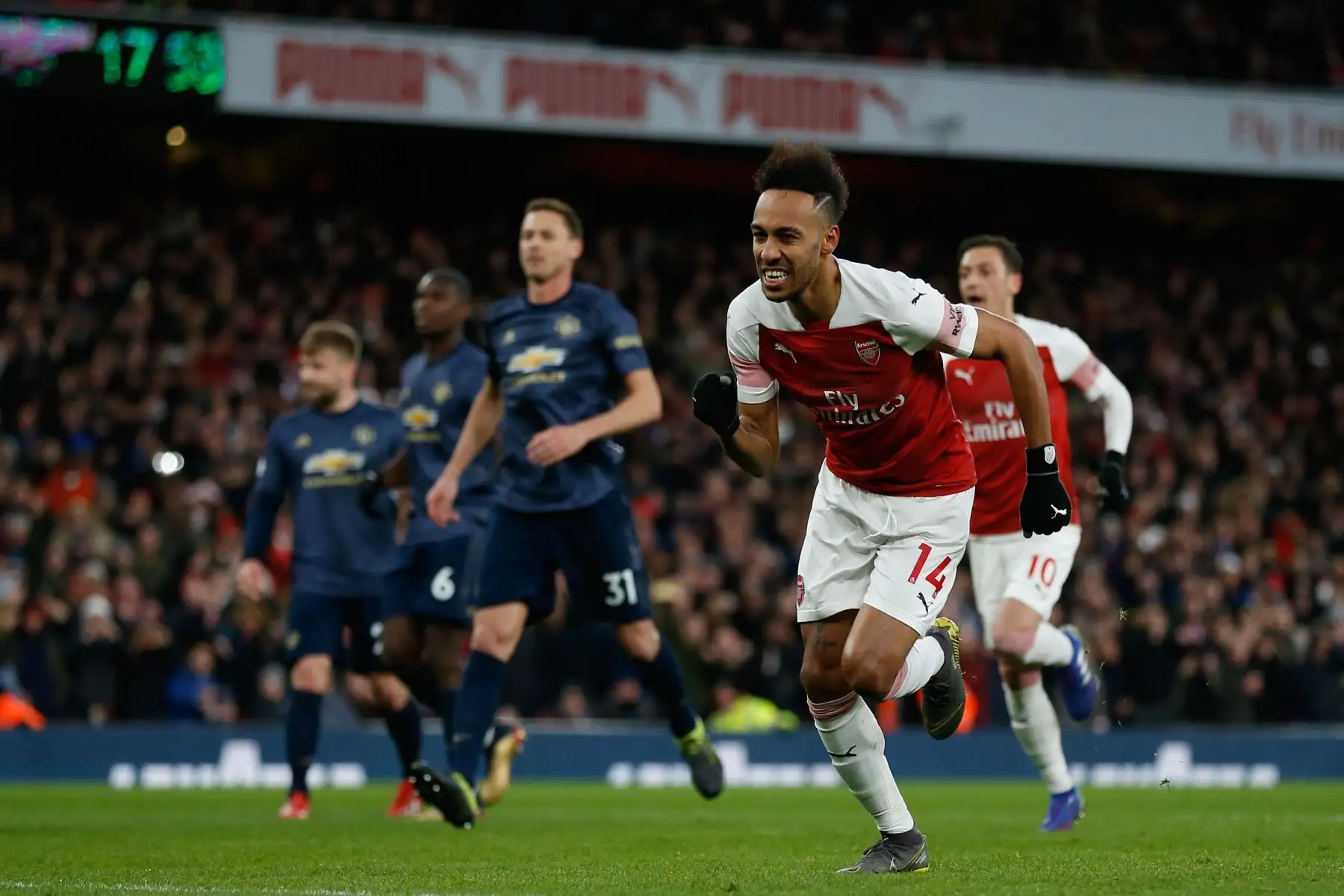 El delantero del Gabón, Pierre-Emerick Aubameyang (2R) celebra su segundo gol desde el punto de penalización durante el partido de fútbol de la Premier League inglesa entre el Arsenal y el Manchester United .Foto:AFP