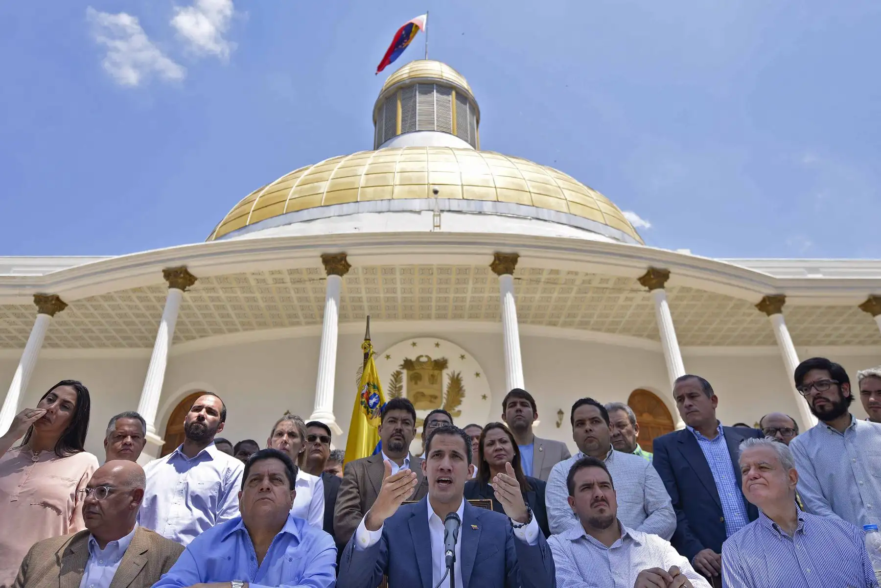 El líder opositor venezolano y autoproclamado presidente interino Juan Guaido (C) habla durante una conferencia de prensa en la Asamblea Nacional de Venezuela en Caracas. AFP