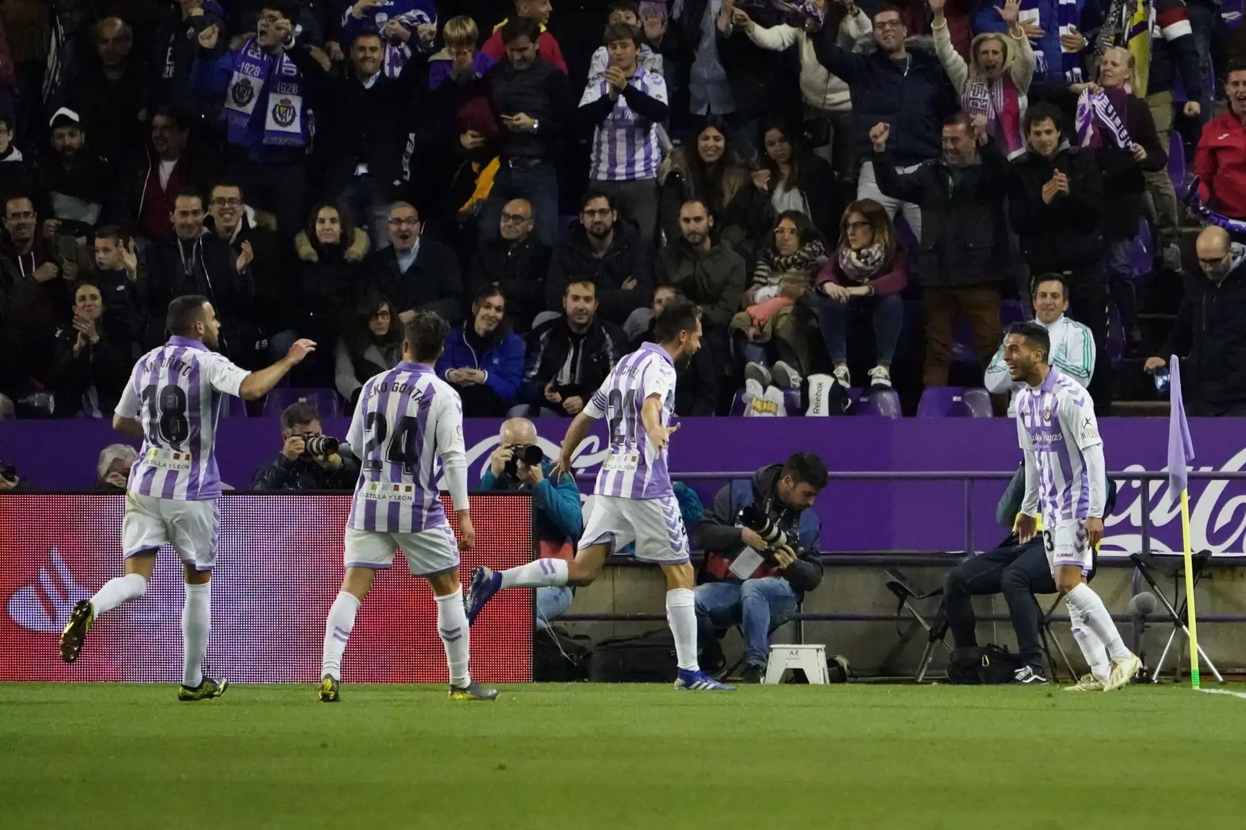 El mediocampista español del Real Valladolid Anuar (R) celebra después de marcar un gol durante el partido de fútbol de la liga española entre el Real Valladolid FC y el Real Madrid CF.Foto:AFP