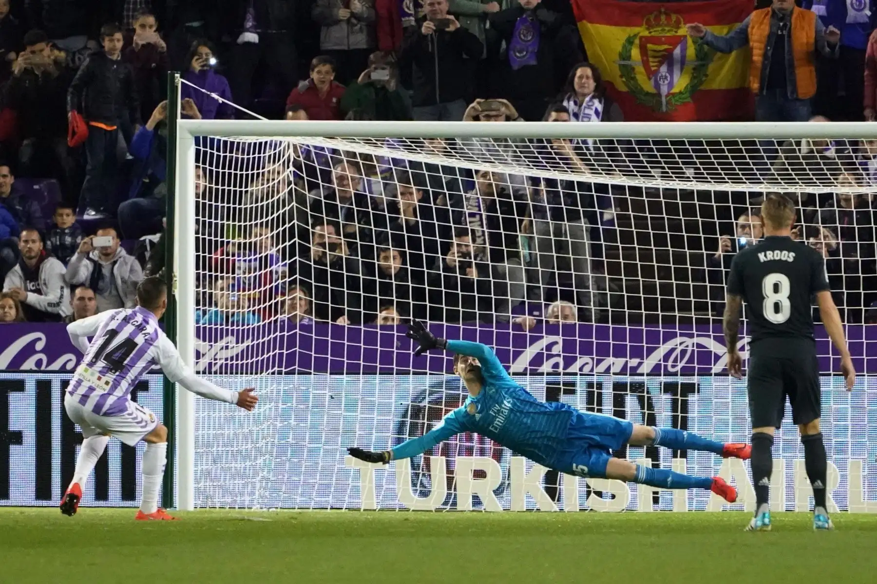 El mediocampista español del Real Valladolid Rubén Alcaraz (L) dispara para marcar un gol cancelado por el árbitro durante el partido de fútbol de la liga española entre el Real Valladolid FC y el Real Madrid CF.Foto:AFP
