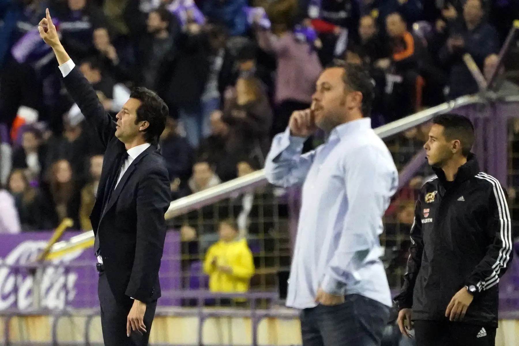 El entrenador del Real Madrid, Santiago Solari, hace gestos durante el partido de fútbol de la liga española entre el Real Valladolid FC y el Real Madrid CF Foto: AFP