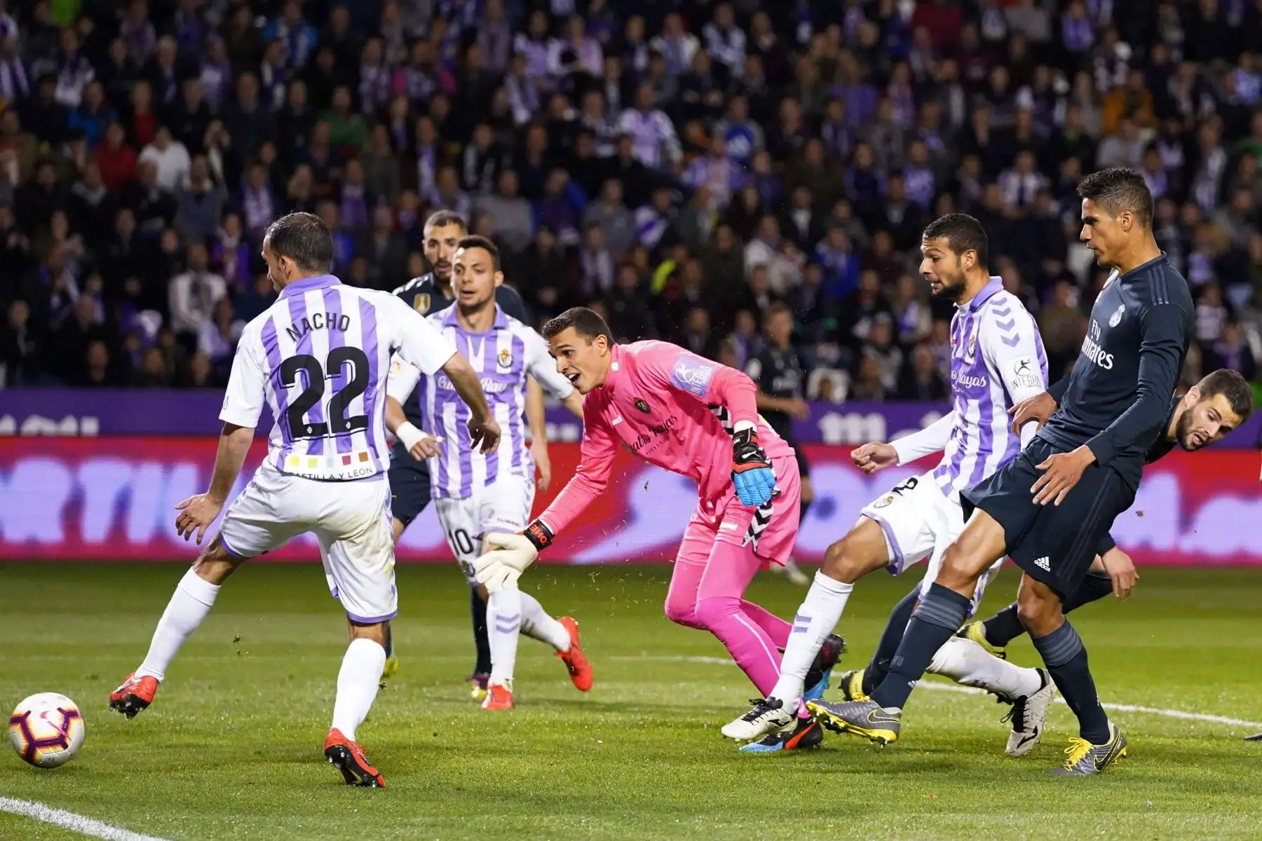 El defensor francés del eal Madrid, Raphael Varane (R), dispara para marcar un gol durante el partido de fútbol de la liga española entre el Real Valladolid FC y el Real Madrid CF.Foto:AFP