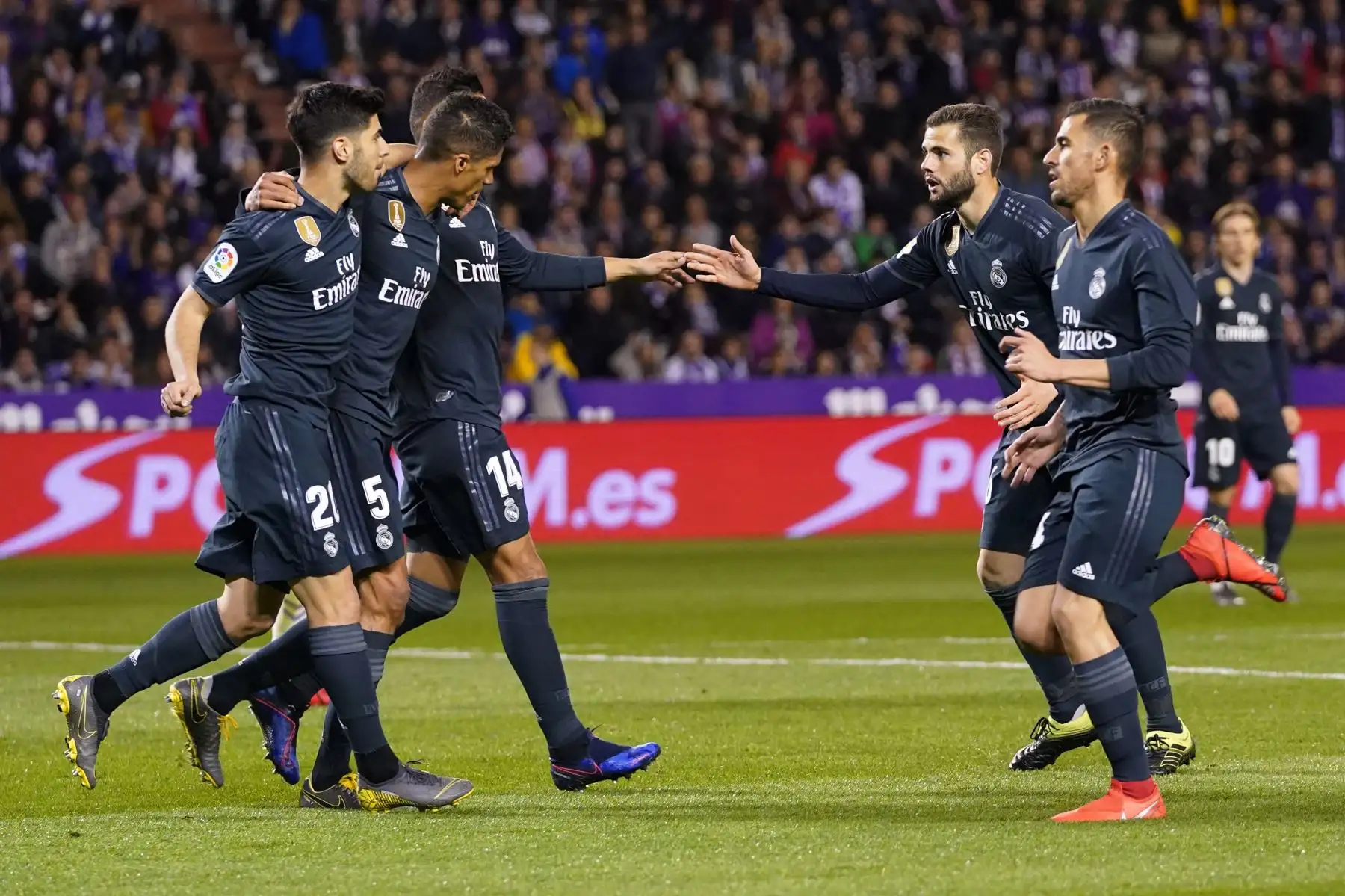 El defensor francés del Real Madrid, Raphael Varane (2L) celebra su gol con sus compañeros durante el partido de fútbol de la liga española entre el Real Valladolid FC y el Real Madrid CF .Foto: AFP