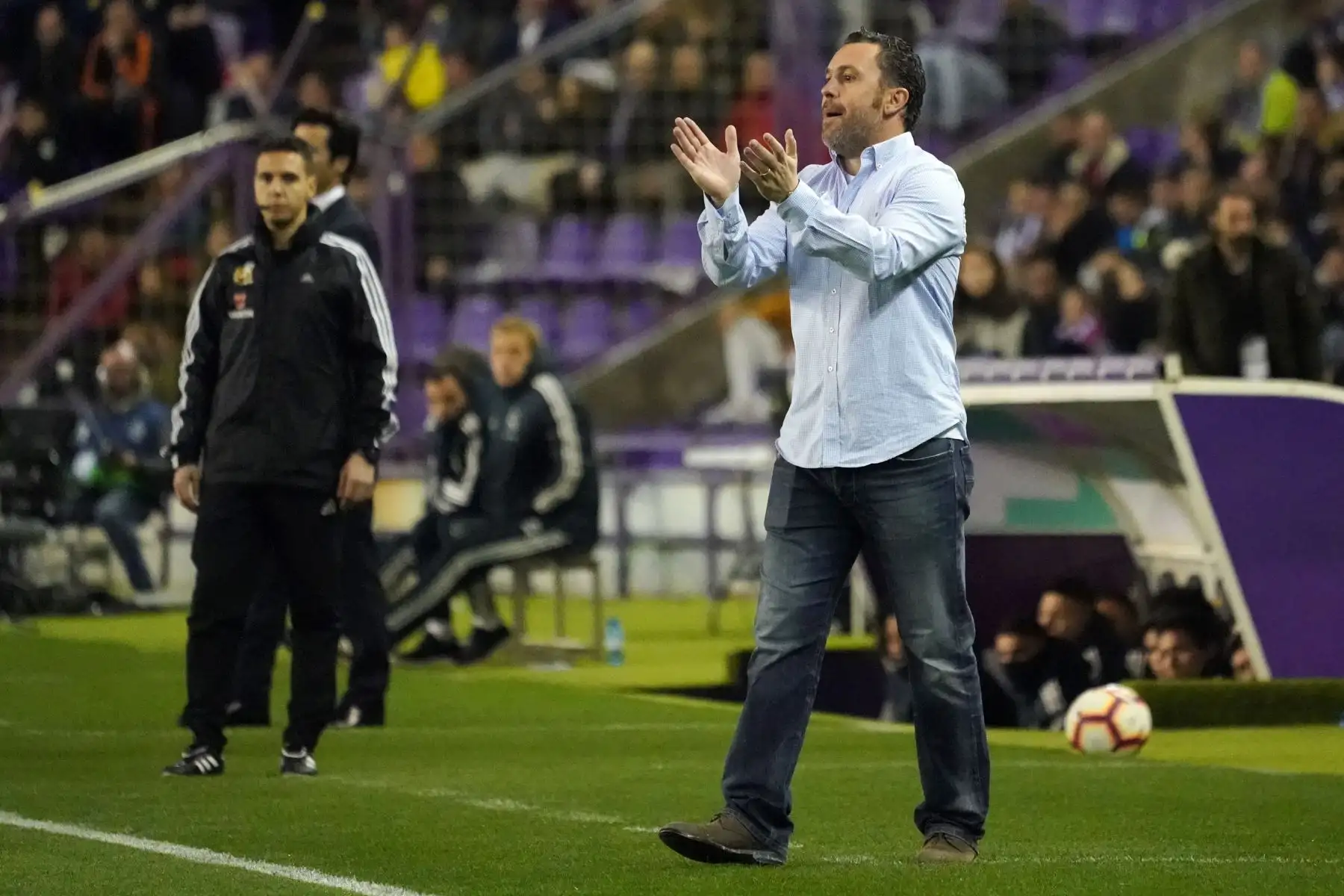 El entrenador español del Real Valladolid Sergio González aplaude durante el partido de fútbol de la liga española entre el Real Valladolid FC y el Real Madrid CF.Foto:AFP