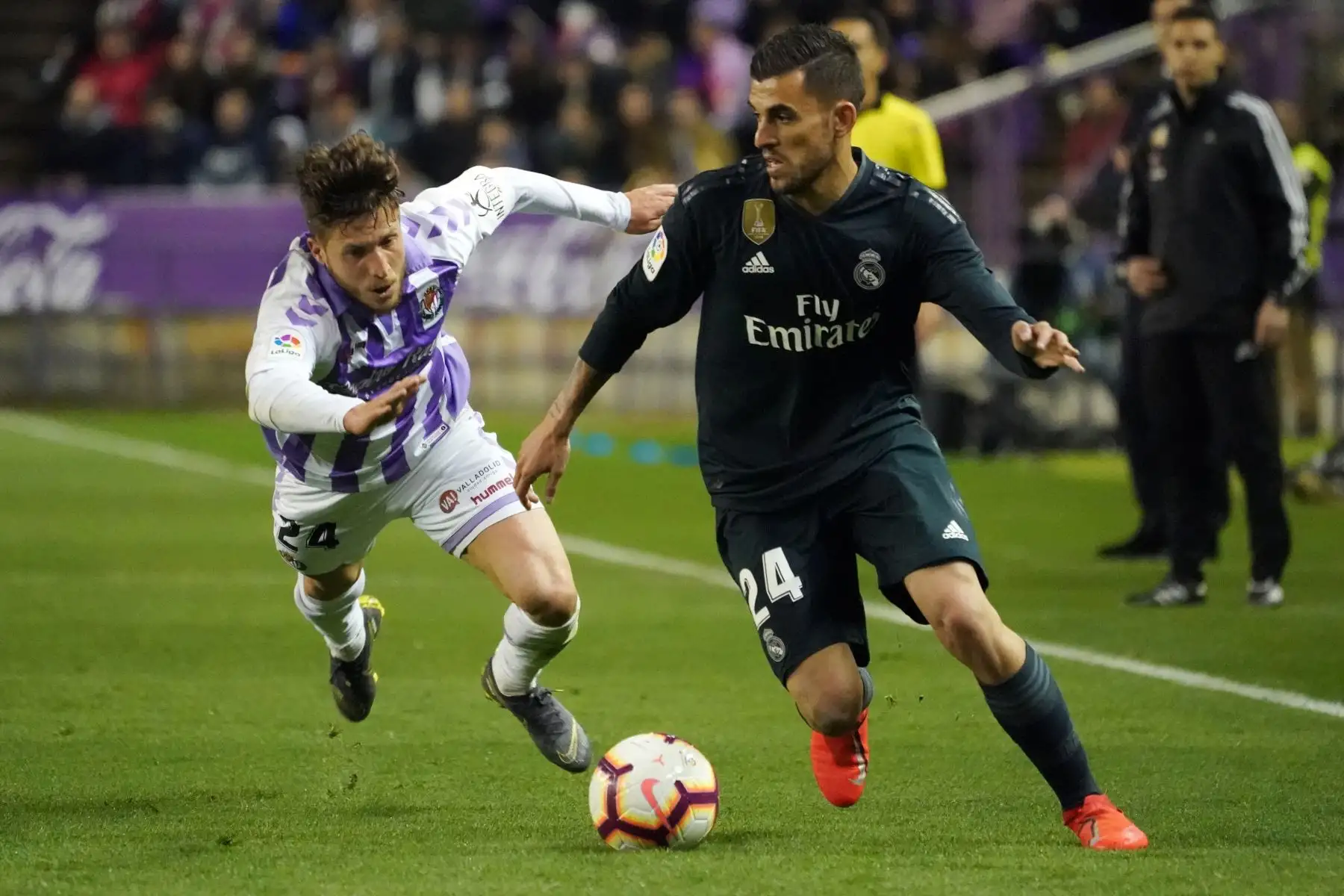 El mediocampista español del Real Valladolid Keko (L) compite con el mediocampista español del Real Madrid Daniel Ceballos durante el partido de fútbol de la liga española entre el Real Valladolid FC y el Real Madrid CF.Foto:AFP