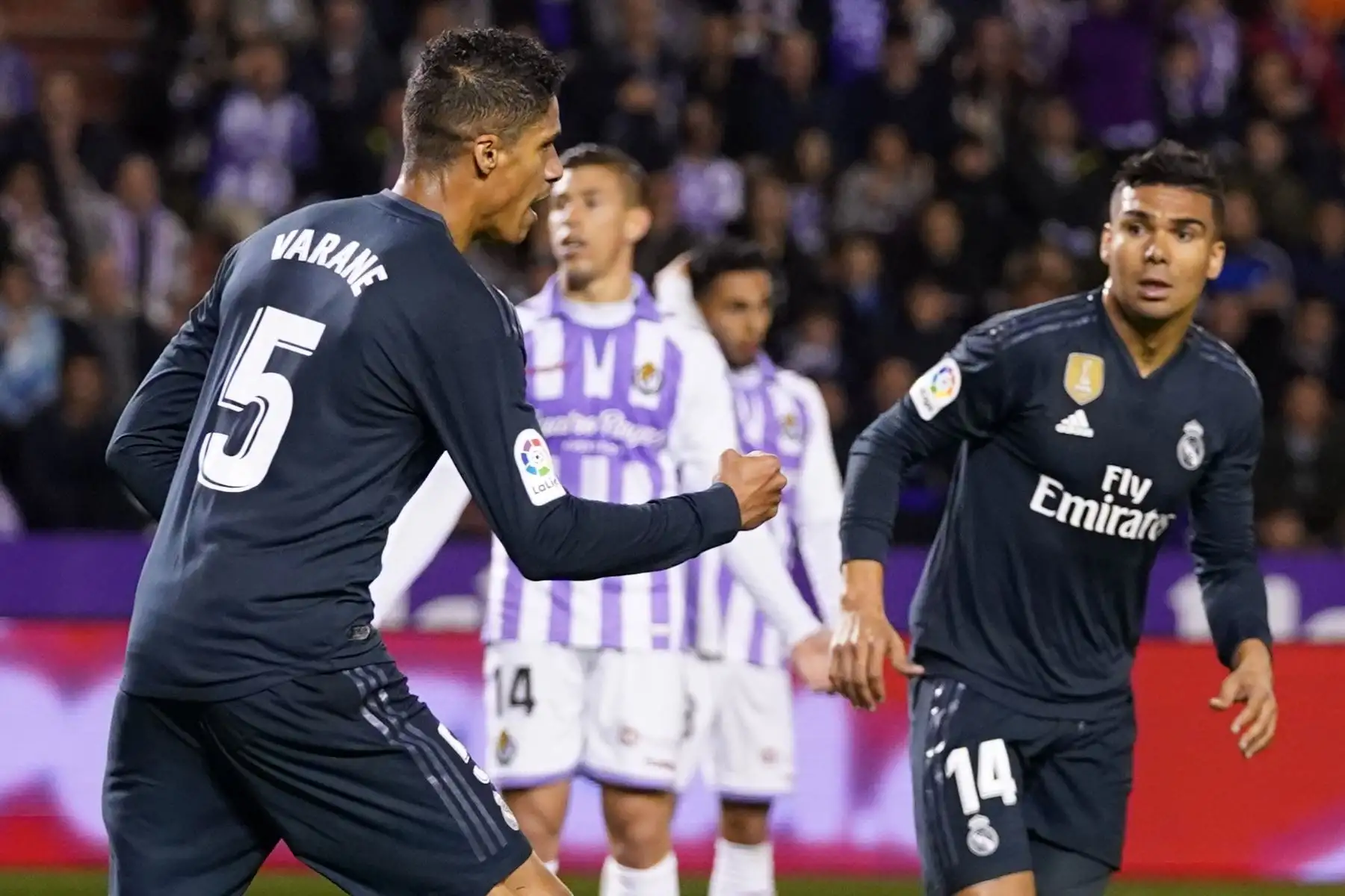 El defensor francés del Real Madrid, Raphael Varane (L) celebra su gol con el mediocampista brasileño del Real Madrid Casemiro durante el partido de fútbol de la liga española entre el Real Valladolid FC y el Real Madrid CF.Foto: AFP