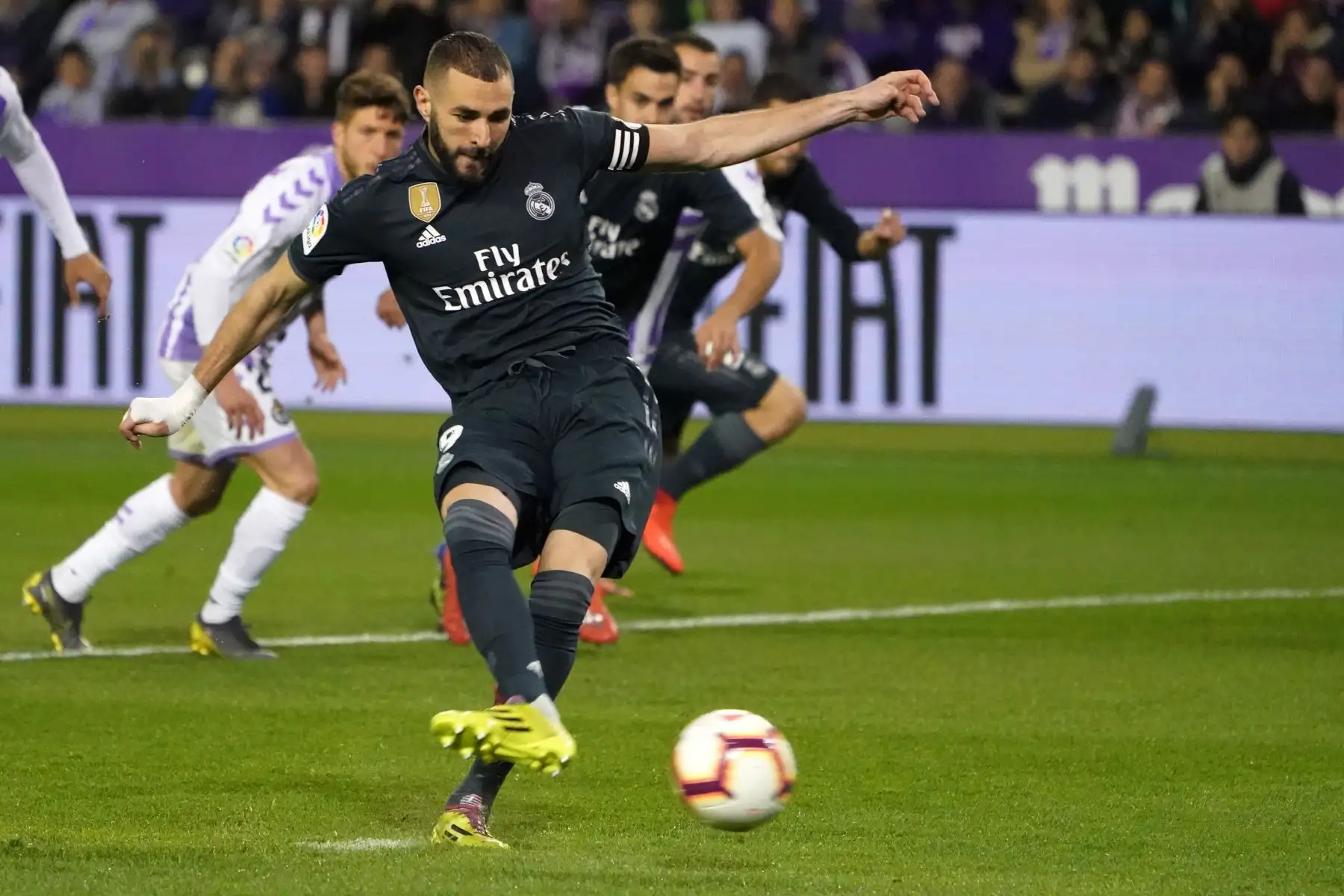 El delantero francés del Real Madrid, Karim Benzema, dispara un penal para marcar un gol durante el partido de fútbol de la liga española entre el Real Valladolid FC y el Real Madrid CF. Foto: AFP