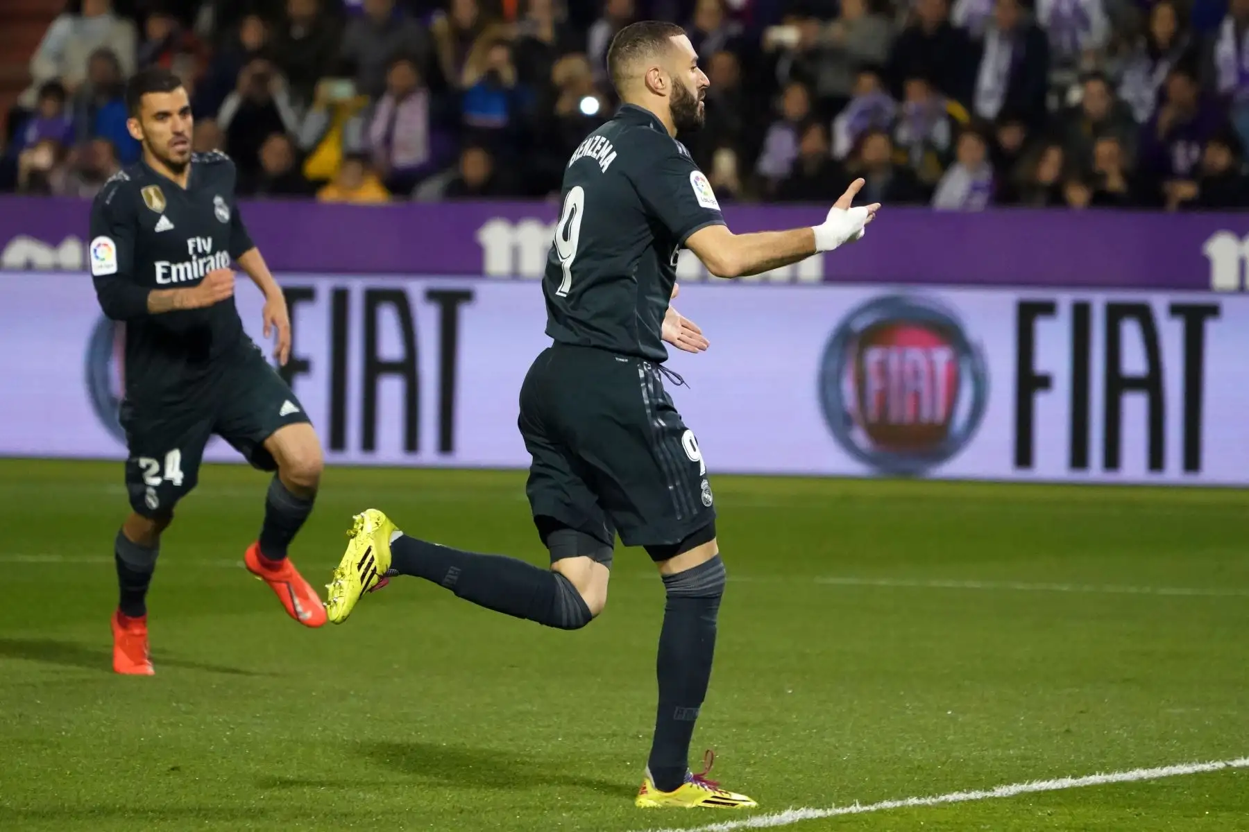 El delantero francés del Real Madrid Karim Benzema (R) celebra después de marcar un gol durante el partido de fútbol de la liga española entre el Real Valladolid FC y el Real Madrid CF.
Foto: AFP