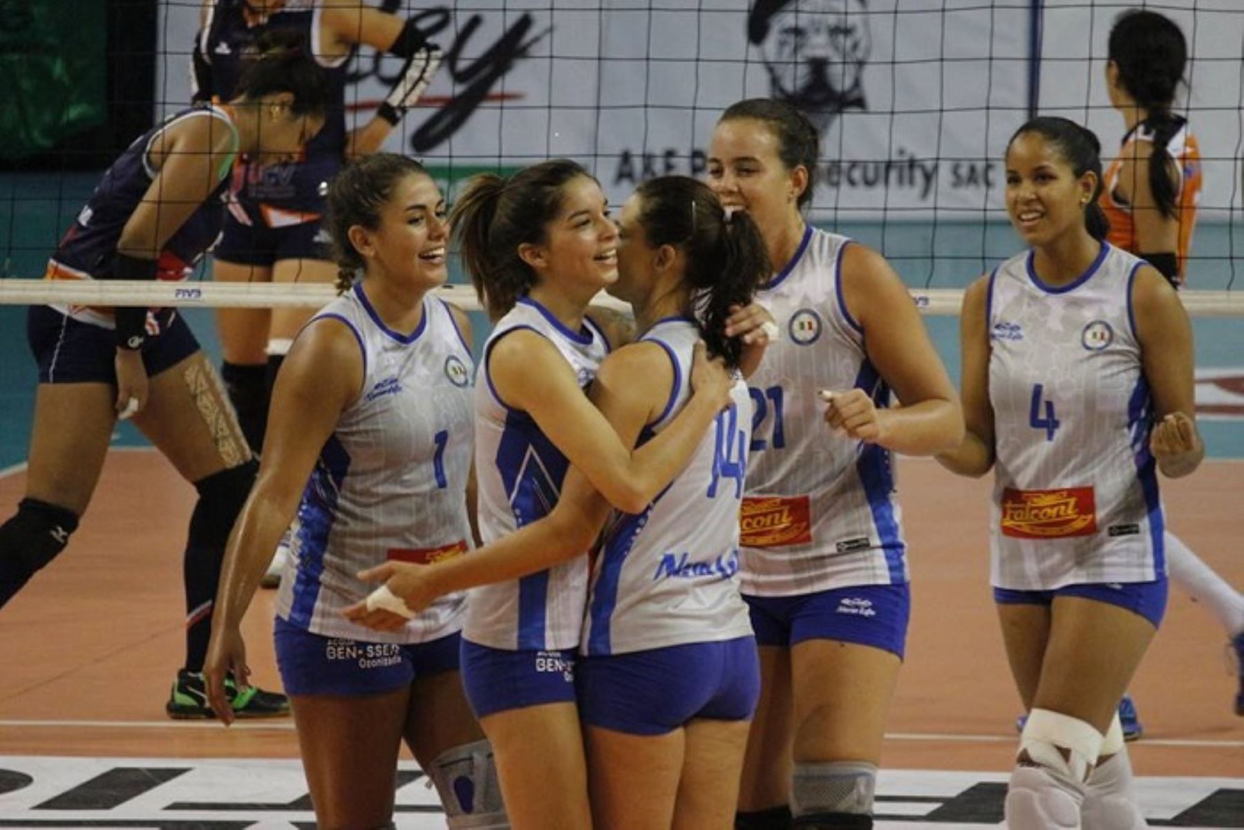 Punto de Sandra Ostos al bloque en Circolo #volleyball #volea