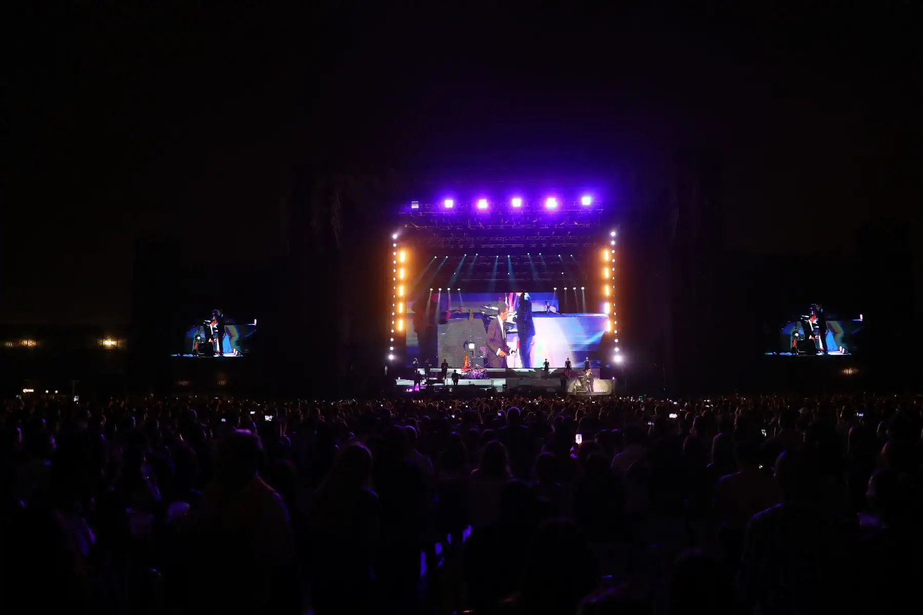 Así fue la última presentación del  ídolo mexicano que regresó al  Perú con su gira "México por siempre" en el 2019, tras dar presentaciones multitudinarias en Argentina y Paraguay.  Luis Miguel citó a miles de seguidores y fanáticos que hicieron largas colas el domingo 10 de marzo de ese año para ver al sol de México cantar lo mejor de su repertorio, en el Jockey Plaza. 
Foto: ANDINA/ Andrés Valle