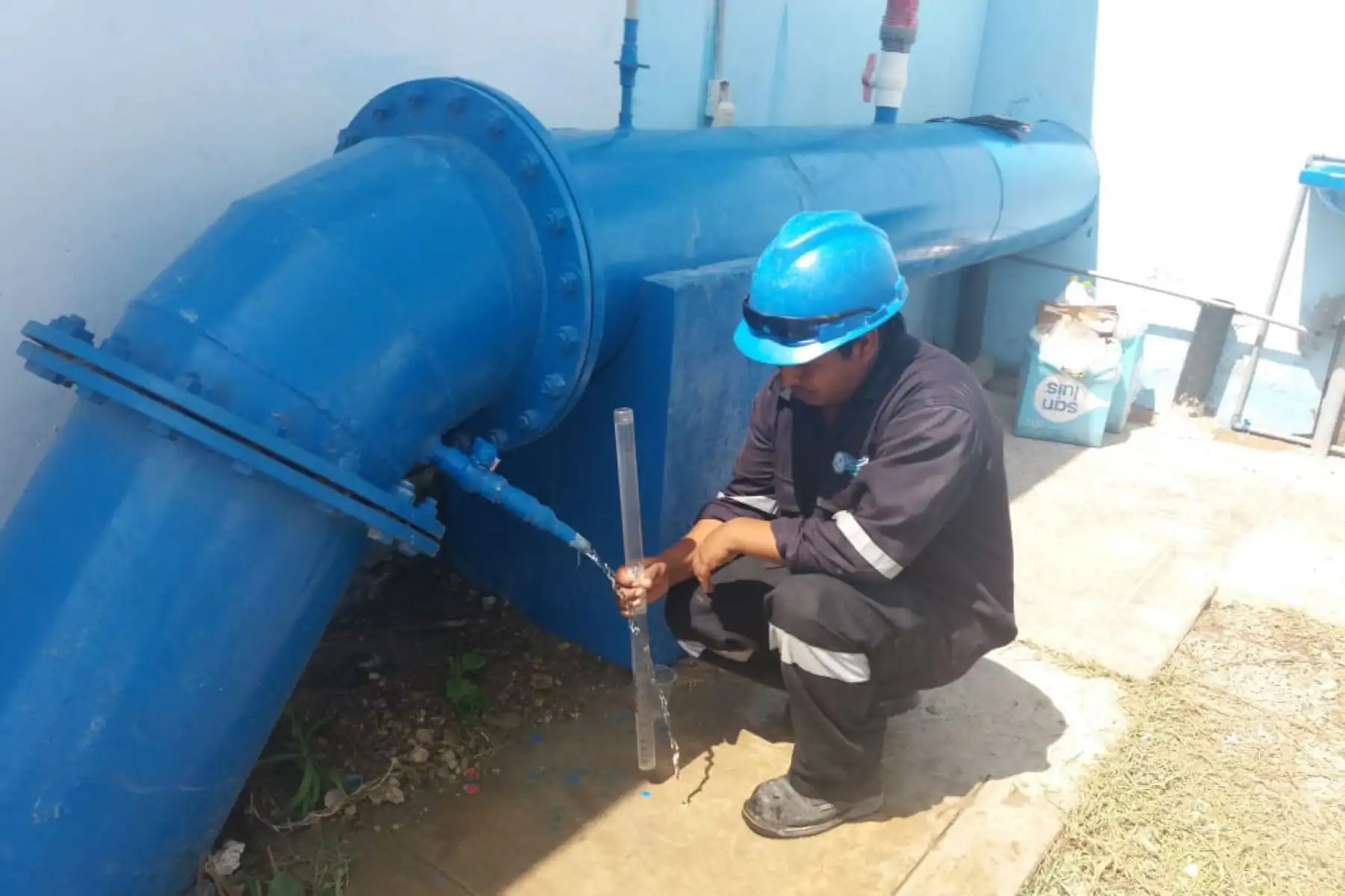 Reinician distribución de agua potable en viviendas de Pisco que se restringió por daños en la infraestructura ocasionados por la crecida del río Pisco. ANDINA/Difusión