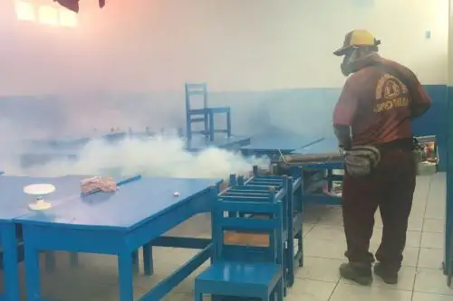 Fumigan colegios de la ciudad de Chimbote para prevenir casos de dengue. ANDINA