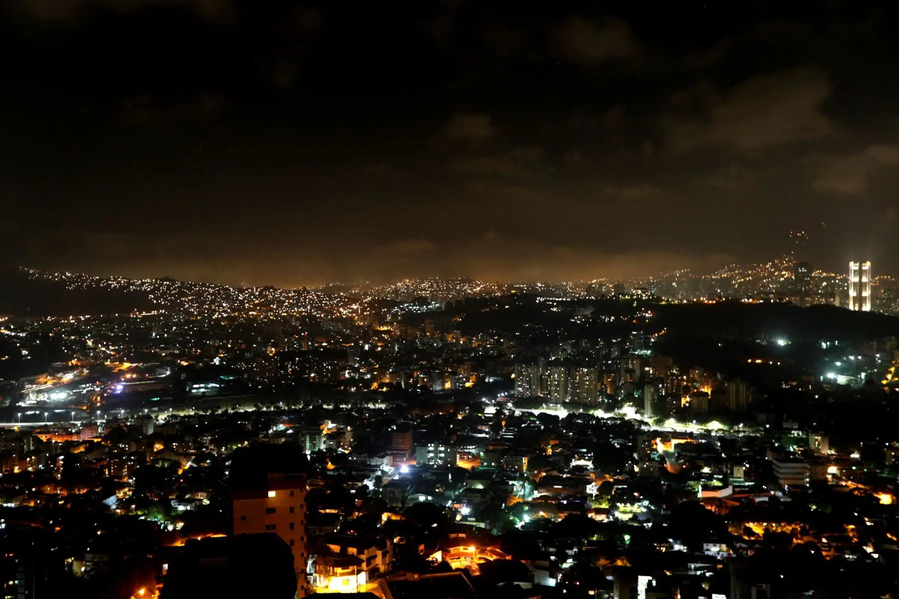 El Gobierno de Nicolás Maduro anunció este domingo una segunda suspensión de las clases y las actividades laborales por el apagón registrado el pasado jueves en horas de la tarde y que ya ha superado las 72 horas, aunque algunas zonas de Caracas tienen electricidad de forma intermitente. Foto: EFE
