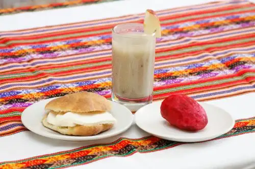 Pan con queso, quinua con manzana y tuna. Foto: INS
