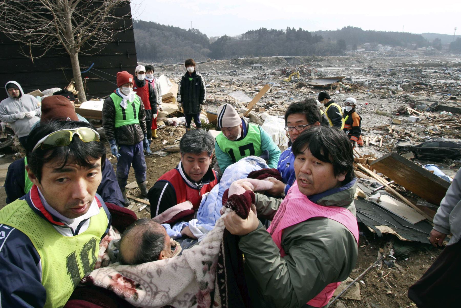 Un sobreviviente es rescatado en la devastada ciudad de Minamisanriku, el 14 de marzo de 2011. Foto: AFP