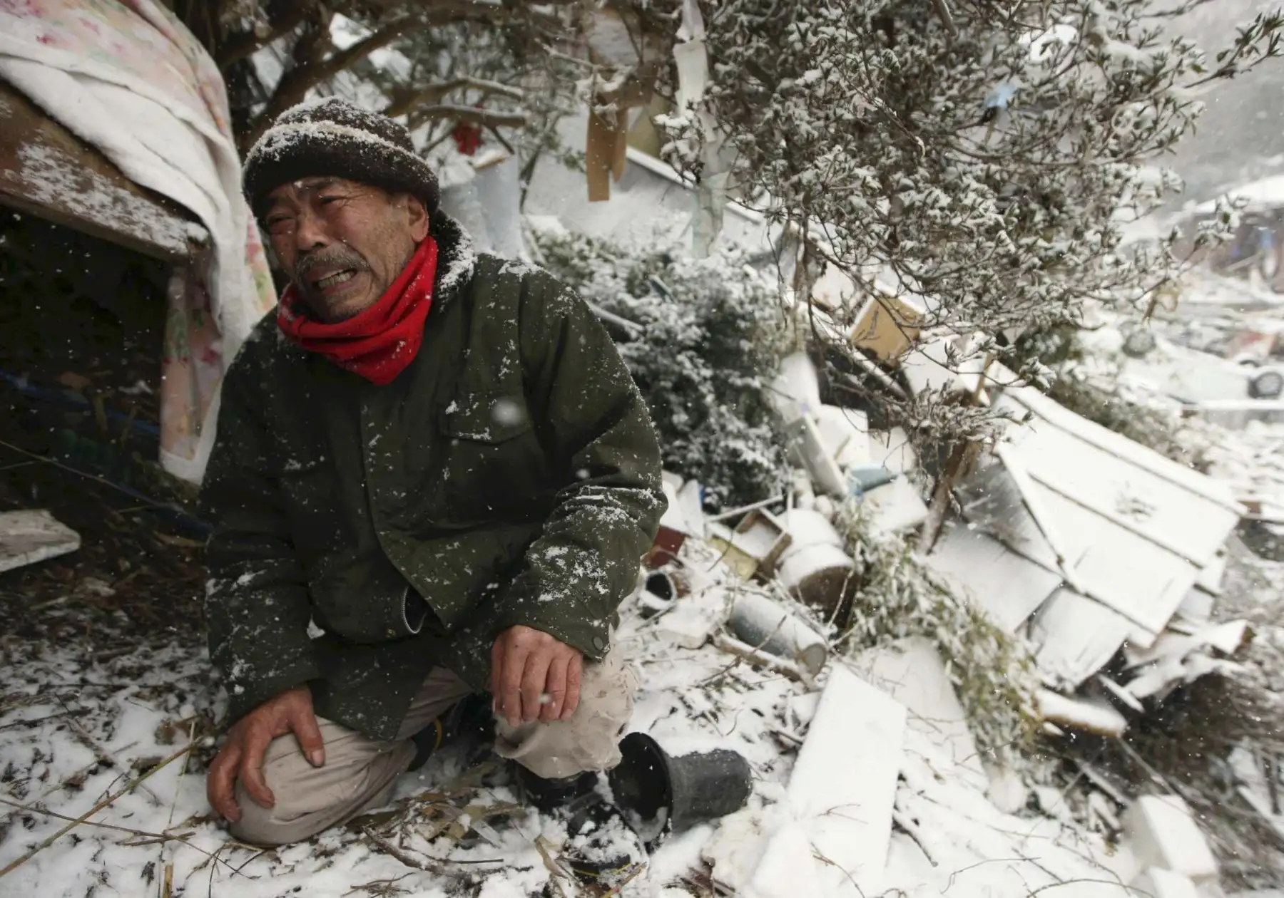Un hombre llora frente a su casa derrumbada en la ciudad de Onagawa el 17 de marzo de 2011. Foto: AFP