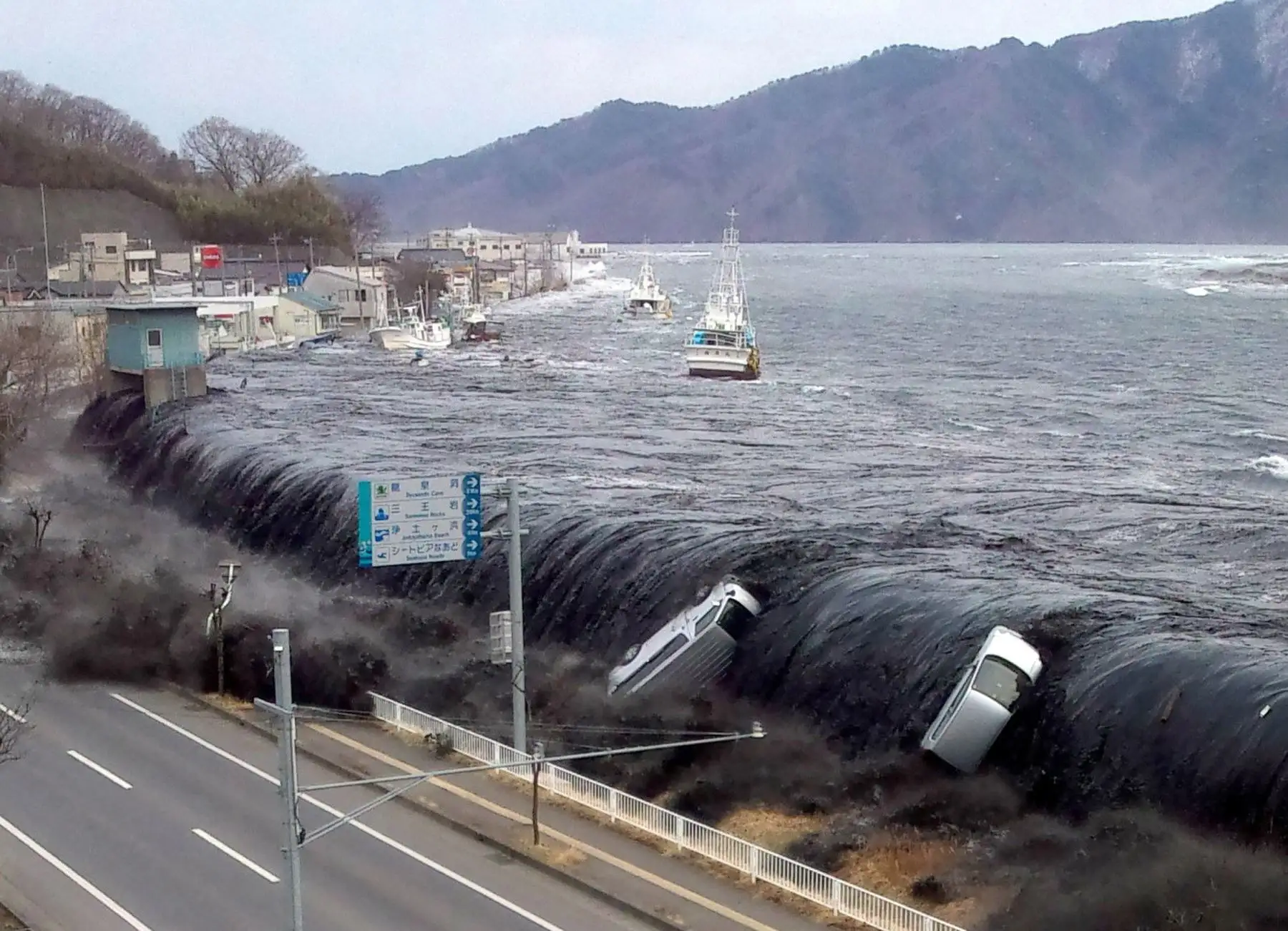 Fotografía, tomada el 11 de marzo de 2011, muestra un tsunami en la ciudad de Miyako. Foto: AFP