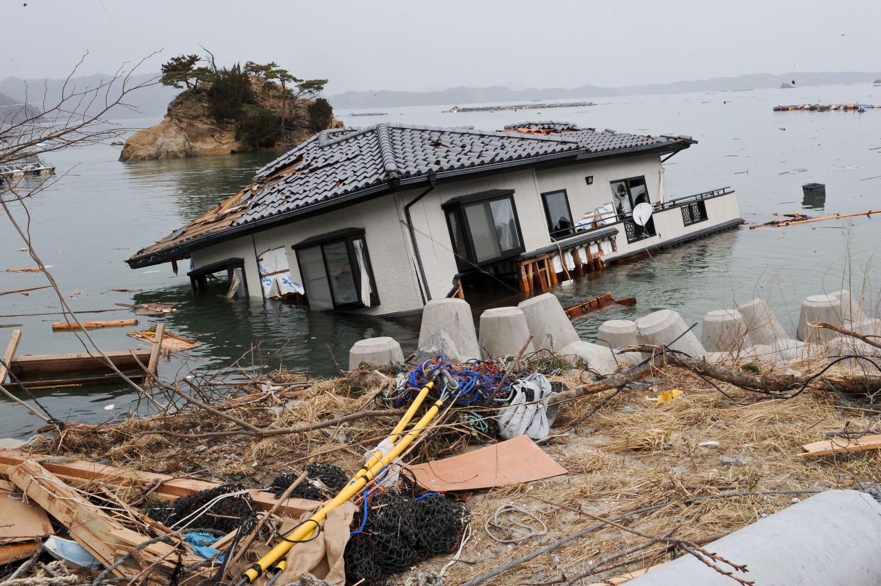 Una casa flota en el mar cerca de la central nuclear de Onagawa. Foto: AFP