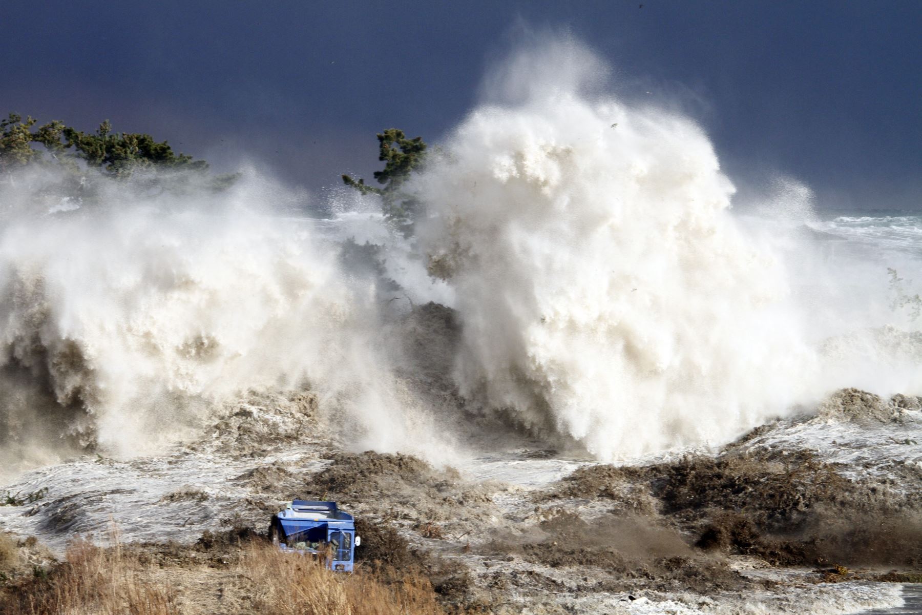 Fotografía tomada el 11 de marzo de 2011 muestra olas de tsunami que golpean la costa de Minamisoma. Foto: AFP