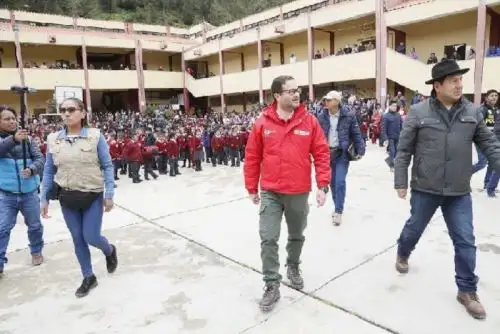 Haciendo extensivo el saludo del presidente de la República, Martín Vizcarra, el ministro de Comercio Exterior y Turismo, Edgar Vásquez, participó hoy en el inicio de año escolar en la región Huancavelica, donde 120 mil alumnos volvieron entusiastas a las aulas.
