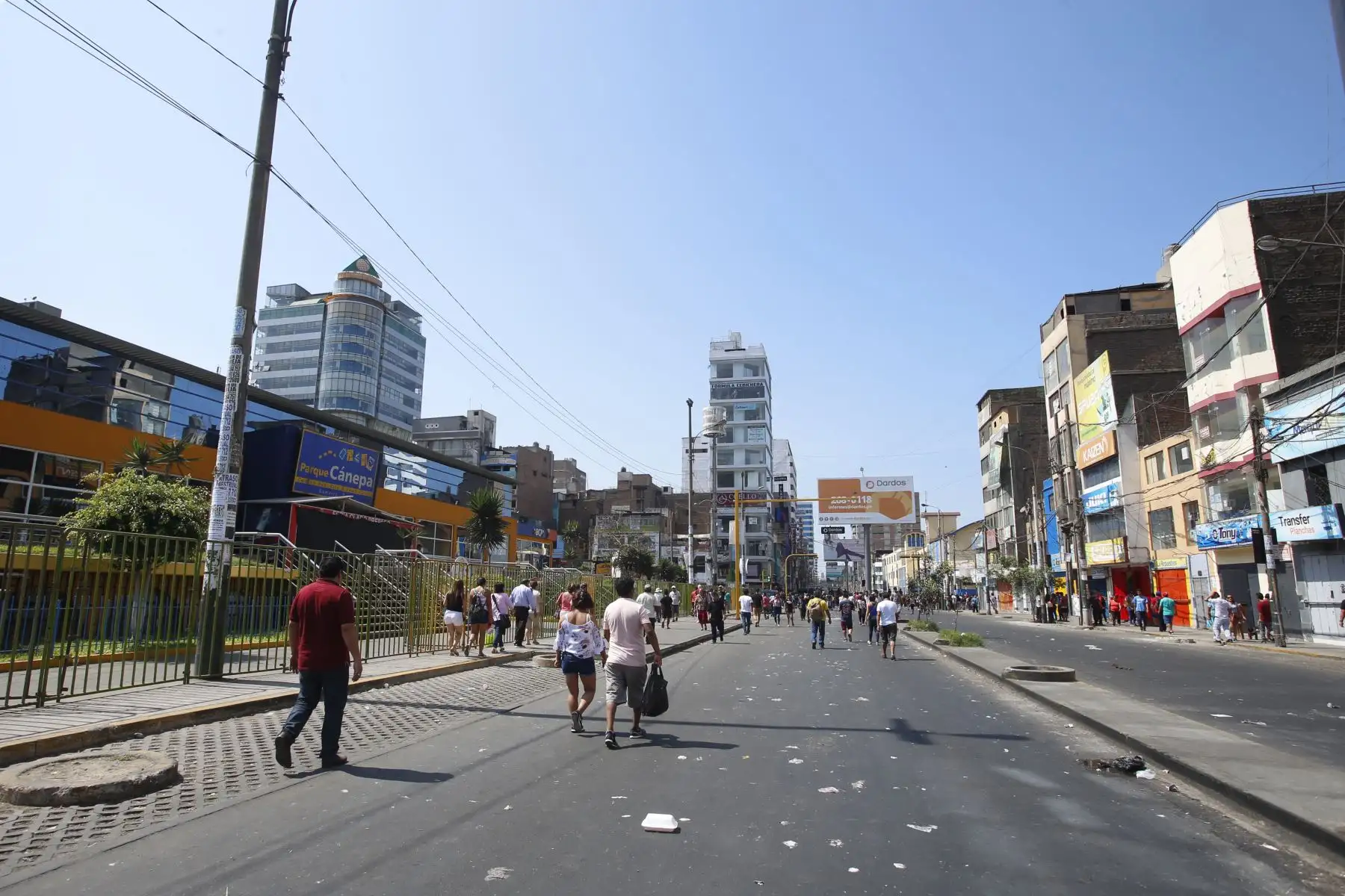 Ejecutan mega operativo en la zona de Gamarra y disponen su cierre por 72 horas. Habitantes de la zona esperan el ingreso a sus respectivas viviendas. Foto: ANDINA/Nathalie Sayago
