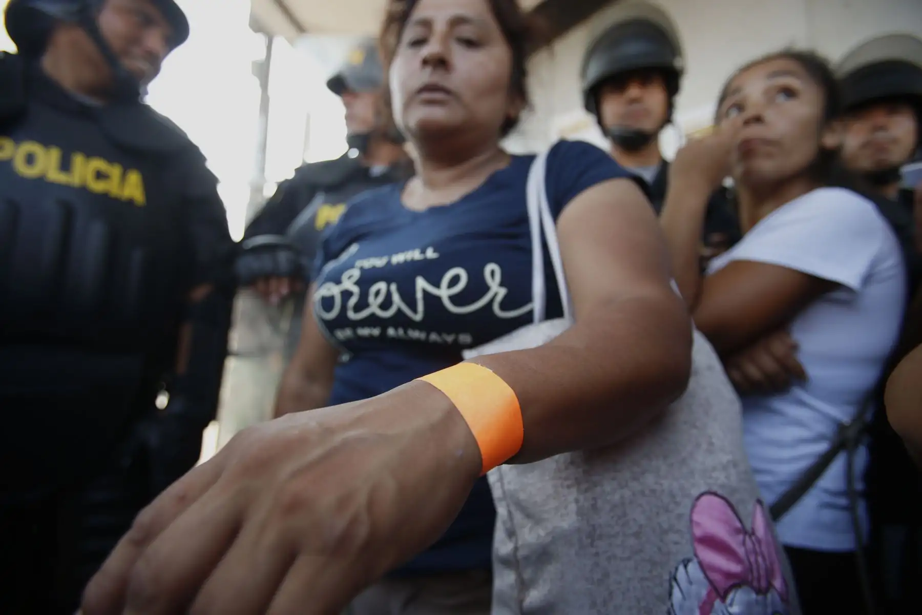 Ejecutan mega operativo en la zona de Gamarra y disponen su cierre por 72 horas. Habitantes de la zona esperan el ingreso a sus respectivas viviendas. Foto: ANDINA/Nathalie Sayago
