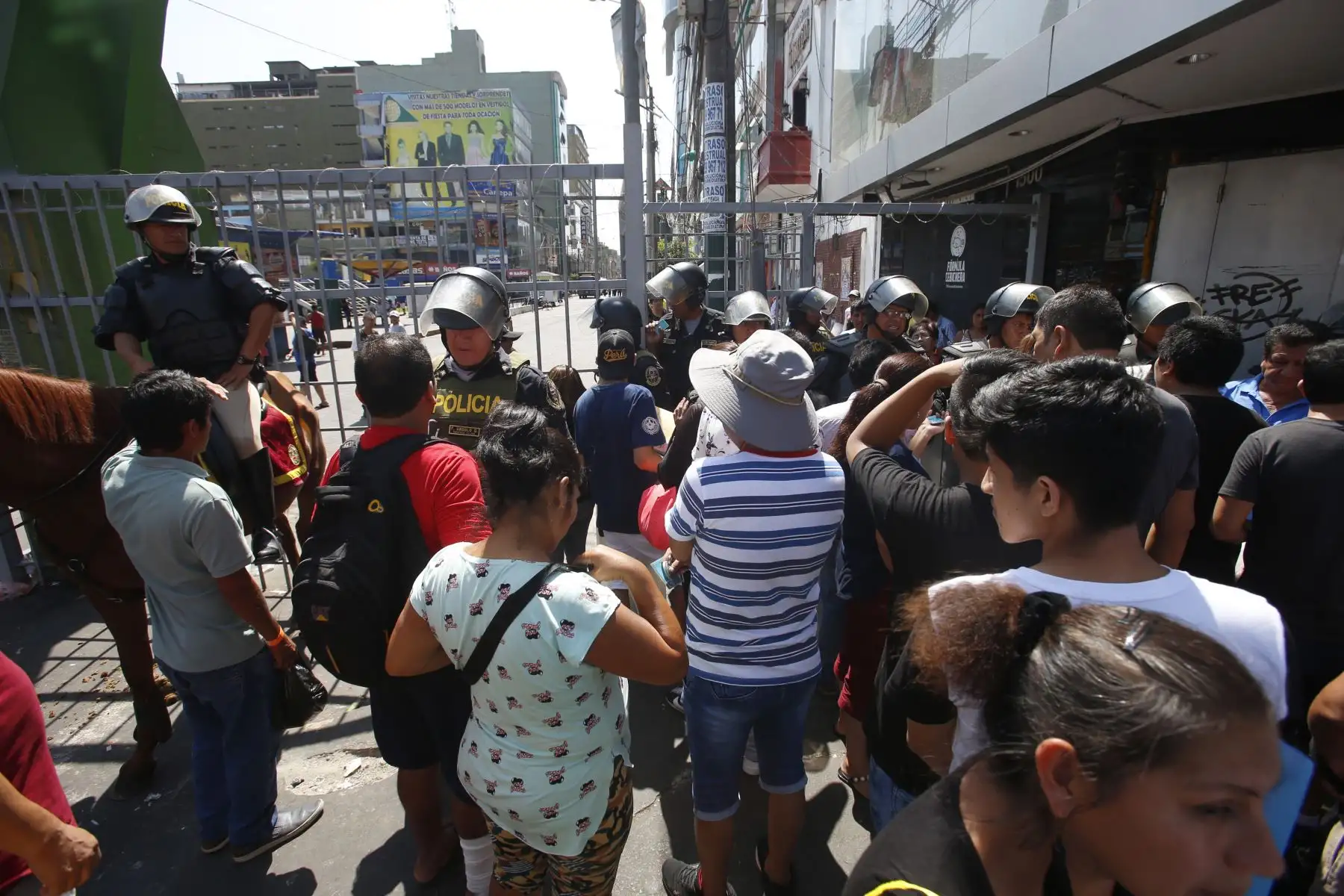 Ejecutan mega operativo en la zona de Gamarra y disponen su cierre por 72 horas. Habitantes de la zona esperan el ingreso a sus respectivas viviendas. Foto: ANDINA/Nathalie Sayago