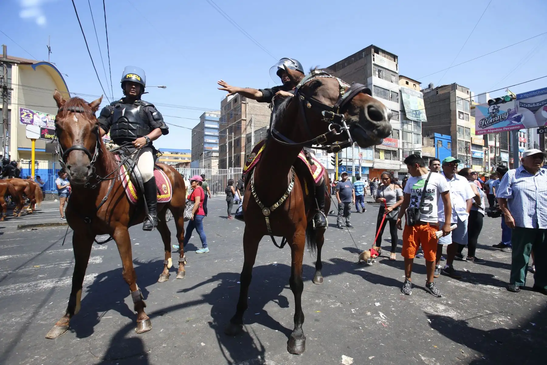 Ejecutan mega operativo en la zona de Gamarra y disponen su cierre por 72 horas. Habitantes de la zona esperan el ingreso a sus respectivas viviendas. Foto: ANDINA/Nathalie Sayago