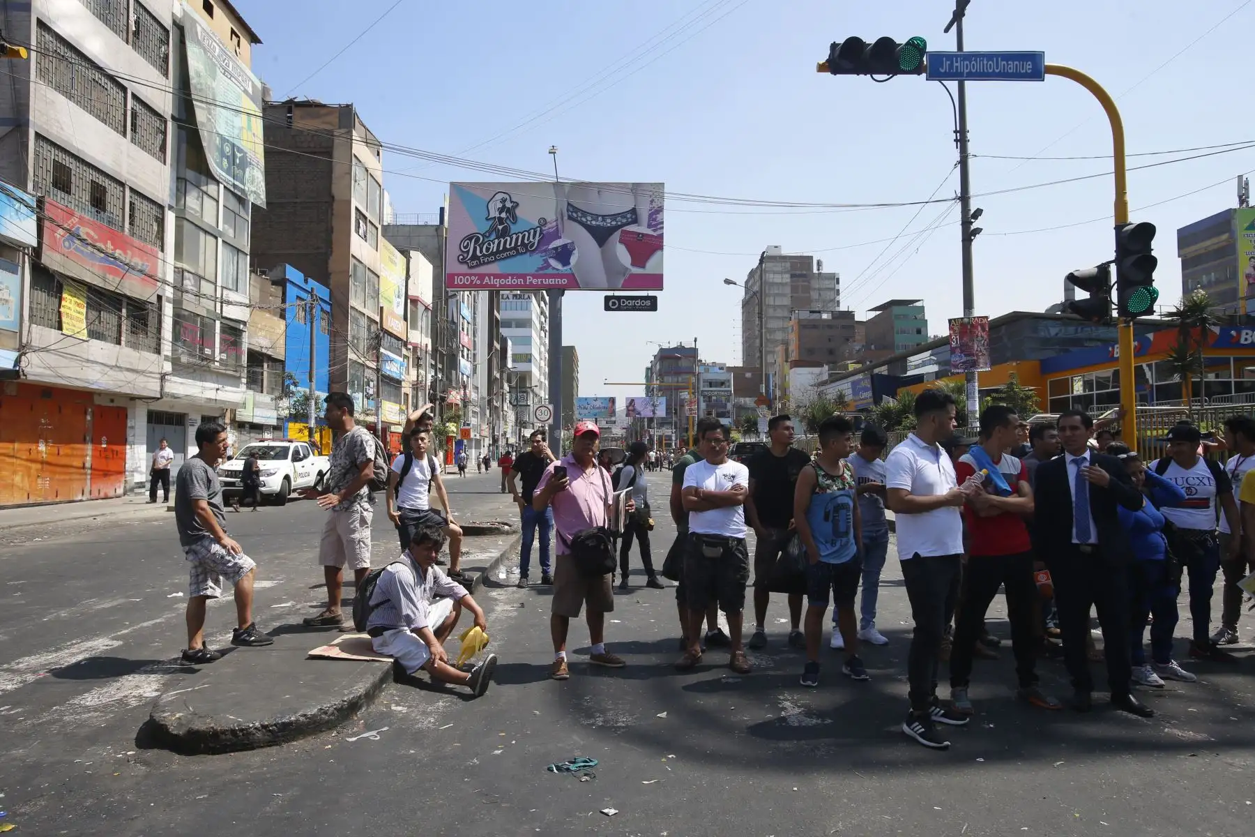 Ejecutan mega operativo en la zona de Gamarra y disponen su cierre por 72 horas. Habitantes de la zona esperan el ingreso a sus respectivas viviendas. Foto: ANDINA/Nathalie Sayago