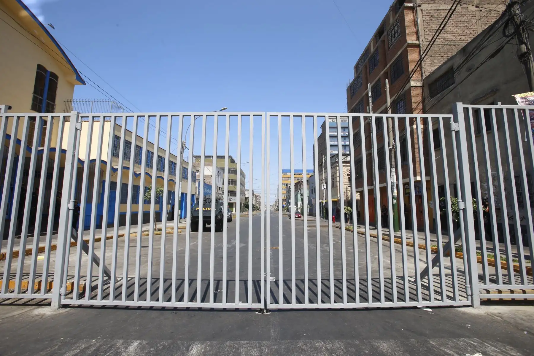 Ejecutan mega operativo en la zona de Gamarra y disponen su cierre por 72 horas. Habitantes de la zona esperan el ingreso a sus respectivas viviendas. Foto: ANDINA/Nathalie Sayago