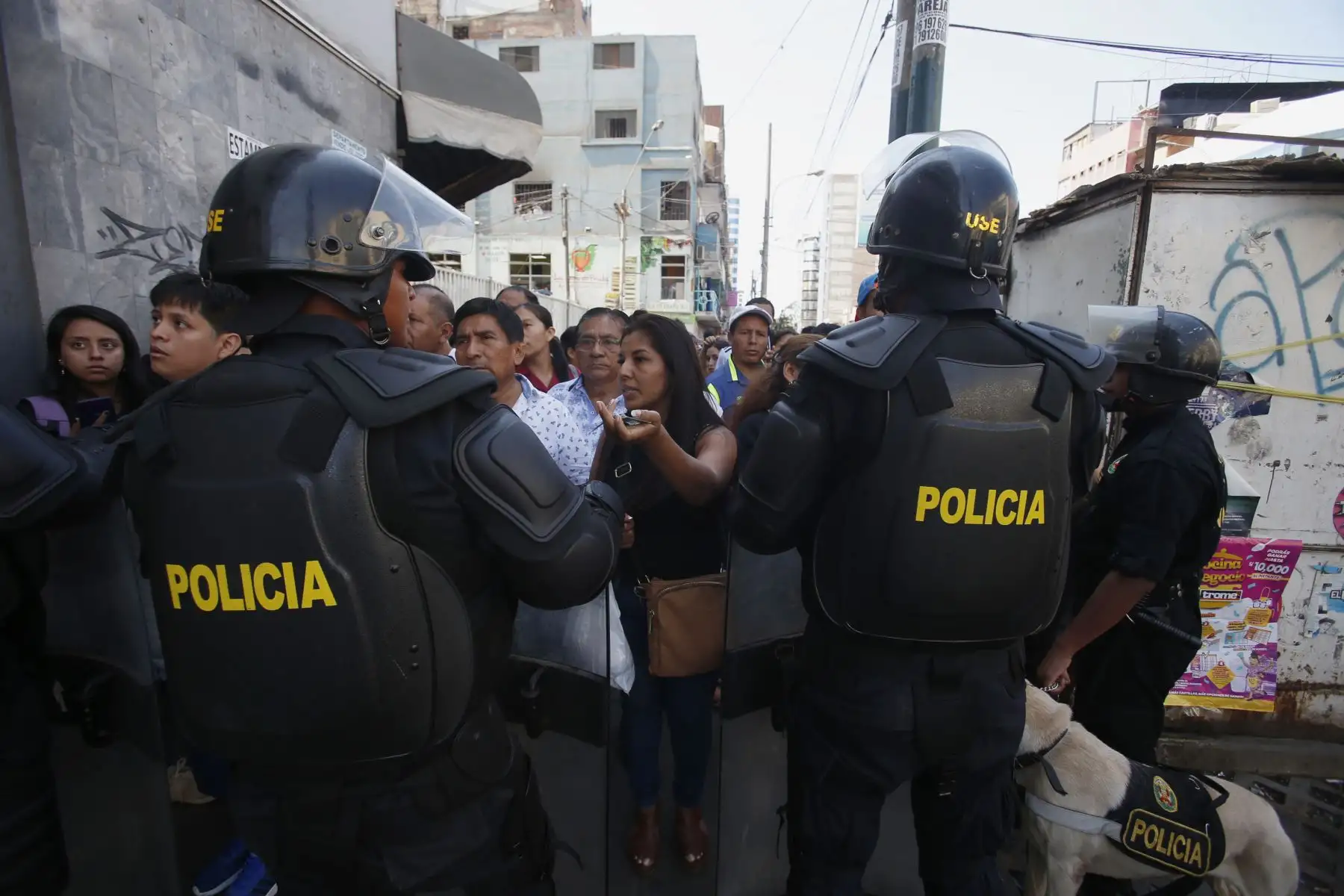 Ejecutan mega operativo en la zona de Gamarra y disponen su cierre por 72 horas. Habitantes de la zona esperan el ingreso a sus respectivas viviendas. Foto: ANDINA/Nathalie Sayago