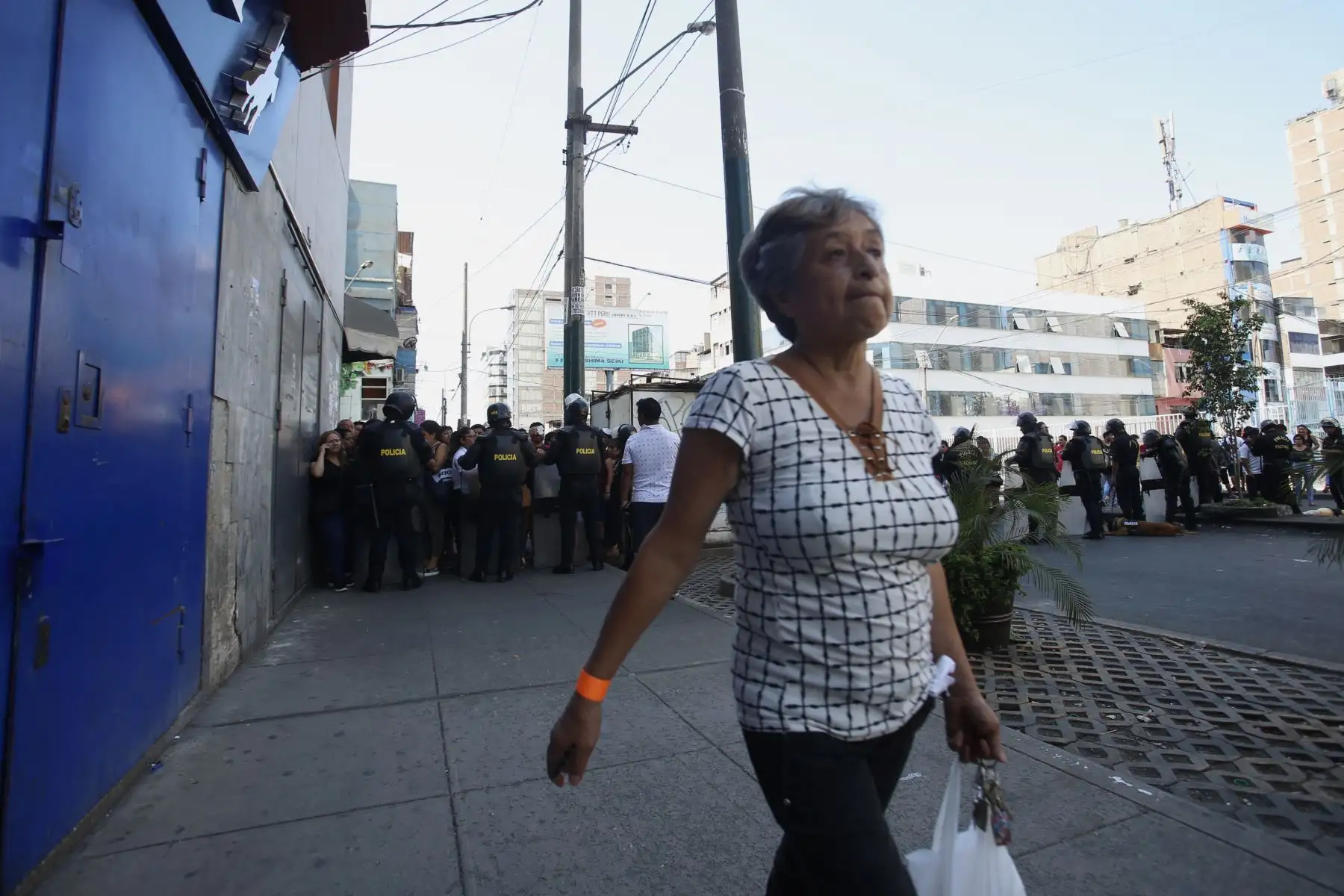 Ejecutan mega operativo en la zona de Gamarra y disponen su cierre por 72 horas. Habitantes de la zona esperan el ingreso a sus respectivas viviendas. Foto: ANDINA/Nathalie Sayago