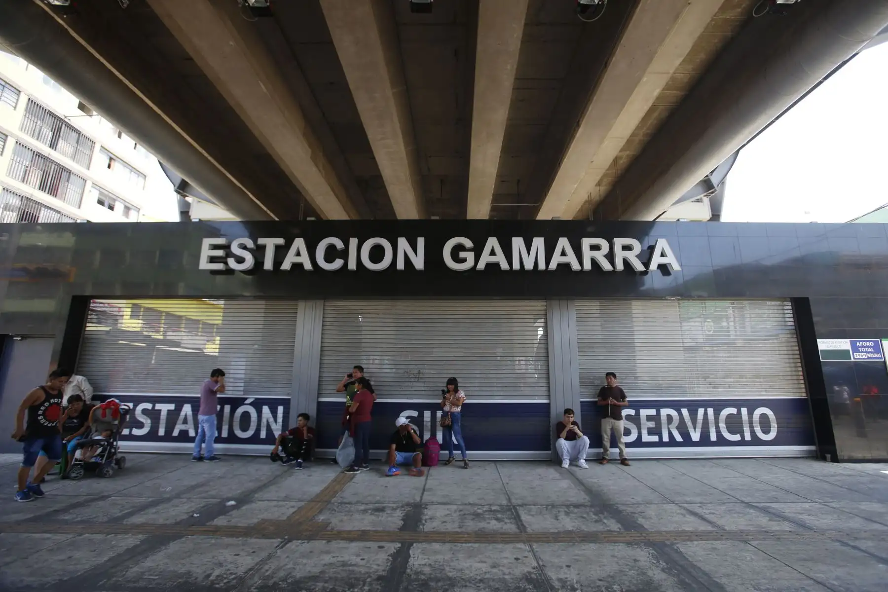Ejecutan mega operativo en la zona de Gamarra y disponen su cierre por 72 horas. Estación de tren de Gamarra fue cerrada temporalmente. Comerciantes se mantienen en las calles. Foto: ANDINA/Nathalie Sayago