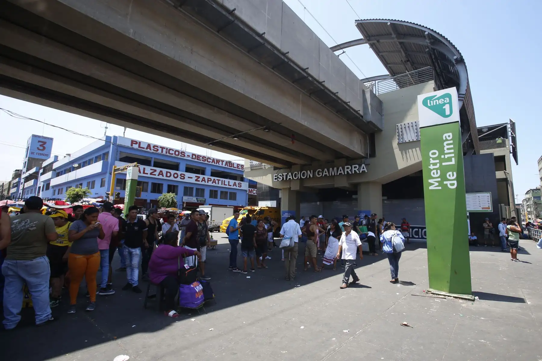 Ejecutan mega operativo en la zona de Gamarra y disponen su cierre por 72 horas. Estación de tren de Gamarra fue cerrada temporalmente. Comerciantes se mantienen en las calles. Foto: ANDINA/Nathalie Sayago