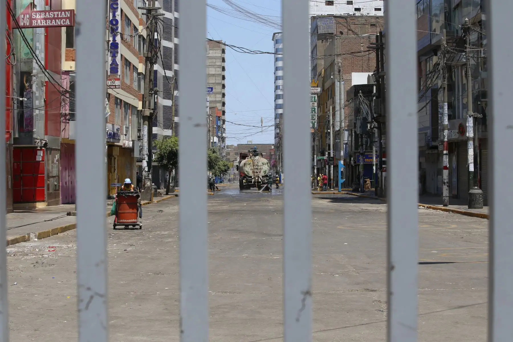 Ejecutan mega operativo en la zona de Gamarra y disponen su cierre por 72 horas. Habitantes de la zona esperan el ingreso a sus respectivas viviendas. Foto: ANDINA/Nathalie Sayago