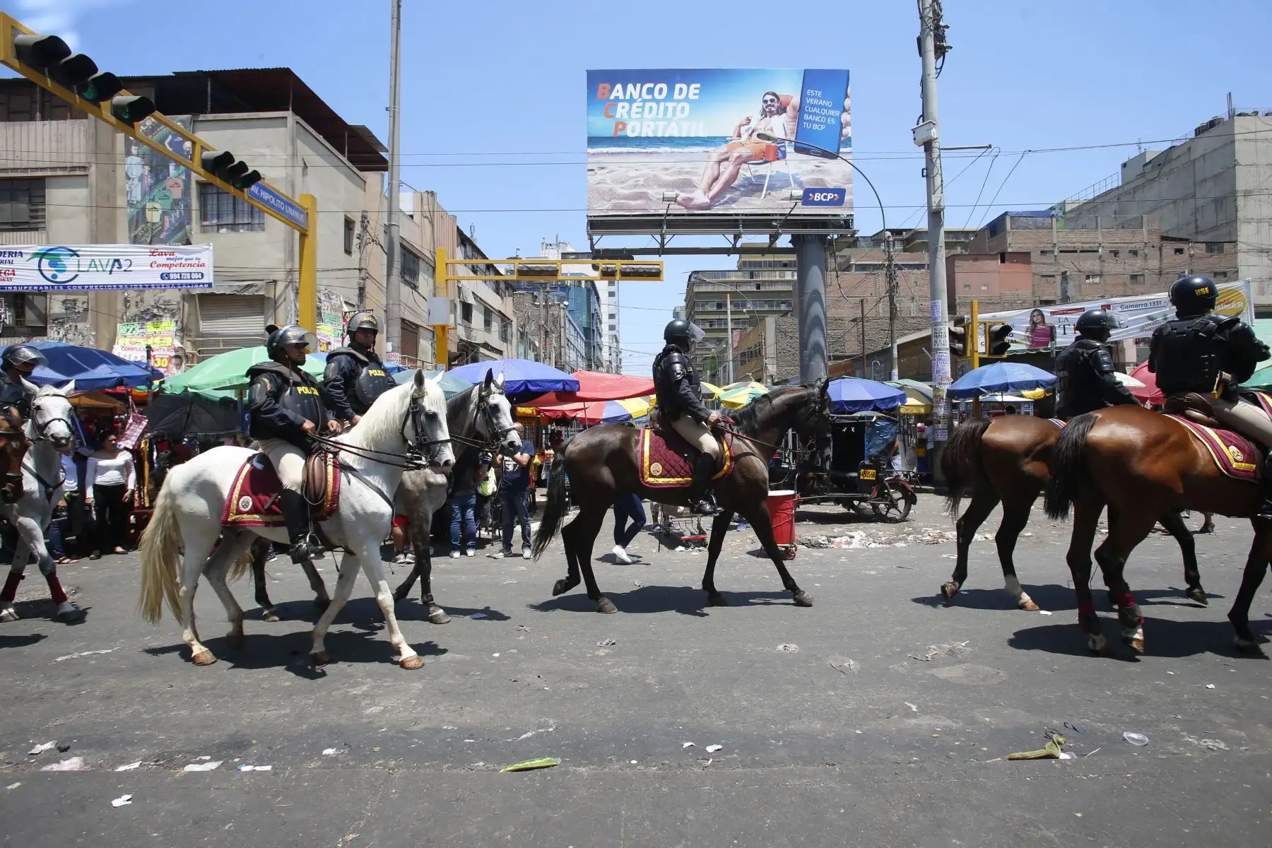 Ejecutan mega operativo en la zona de Gamarra y disponen su cierre por 72 horas. Habitantes de la zona esperan el ingreso a sus respectivas viviendas mientras los comerciantes se mantiene en las calles y equipo policial a caballo realiza rondas en el sector. Foto: ANDINA/Nathalie Sayago