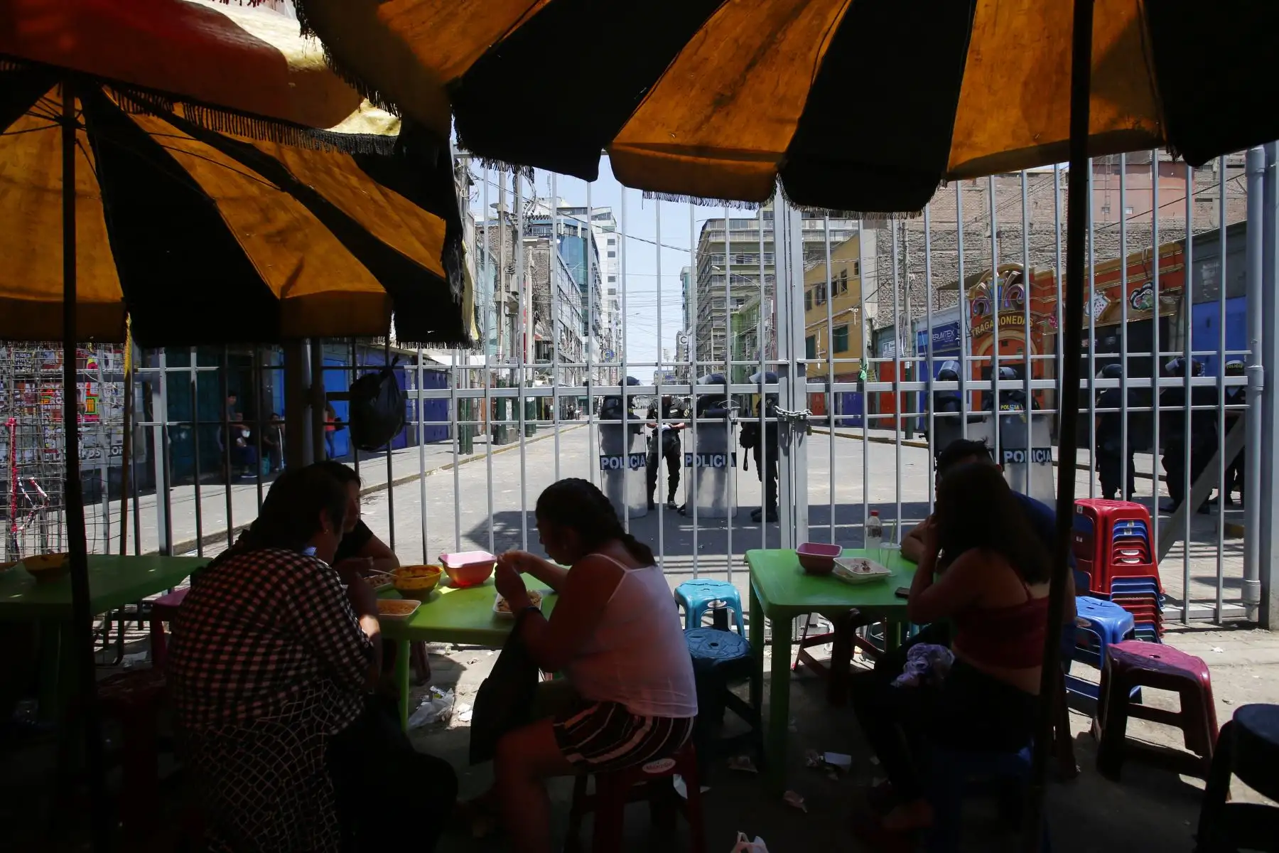 Ejecutan mega operativo en la zona de Gamarra y disponen su cierre por 72 horas. Habitantes de la zona esperan el ingreso a sus respectivas viviendas mientras los comerciantes se mantiene en las calles. Foto: ANDINA/Nathalie Sayago