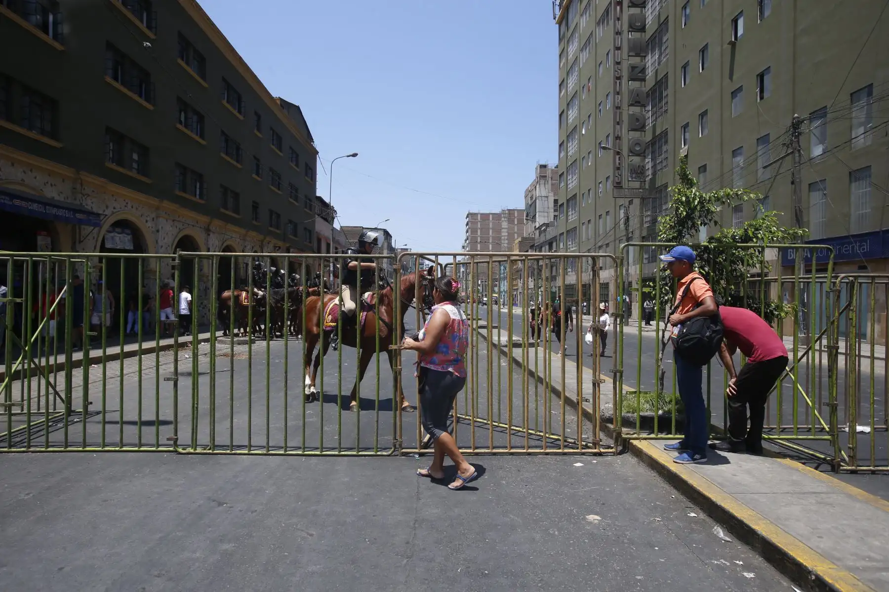Ejecutan mega operativo en la zona de Gamarra y disponen su cierre por 72 horas. Habitantes de la zona esperan el ingreso a sus respectivas viviendas mientras los comerciantes se mantiene en las calles. Foto: ANDINA/Nathalie Sayago
