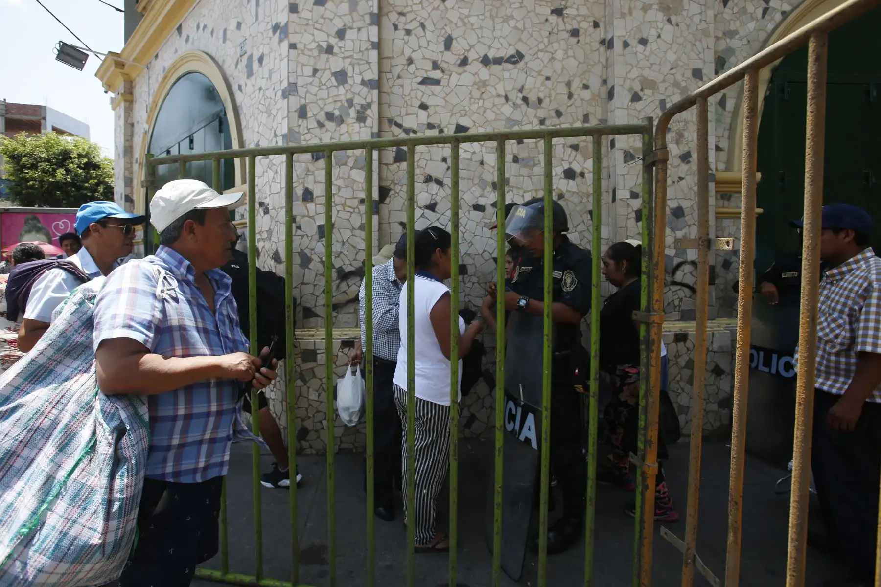 Ejecutan mega operativo en la zona de Gamarra y disponen su cierre por 72 horas. Habitantes de la zona esperan el ingreso a sus respectivas viviendas mientras los comerciantes se mantiene en las calles. Foto: ANDINA/Nathalie Sayago