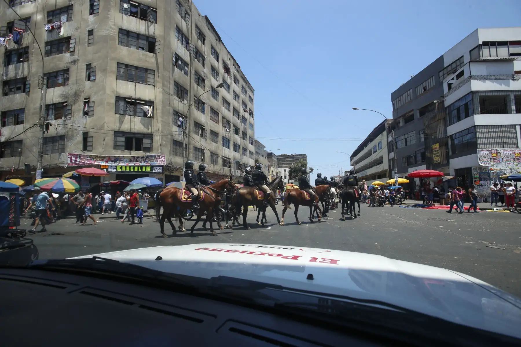 Ejecutan mega operativo en la zona de Gamarra y disponen su cierre por 72 horas. Habitantes de la zona esperan el ingreso a sus respectivas viviendas mientras los comerciantes se mantiene en las calles y equipo policial a caballo realiza rondas en el sector. Foto: ANDINA/Nathalie Sayago