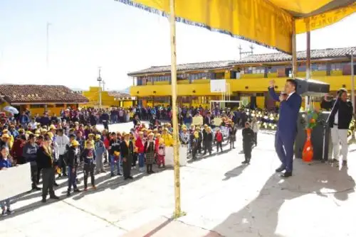 Un total de 470,000 alumnos de los niveles inicial, primaria y secundaria regresan hoy a las aulas para el inicio de clases en las 12 provincias de la región La Libertad, informó el gobernador de La Libertad, Manuel Llempén Coronel.