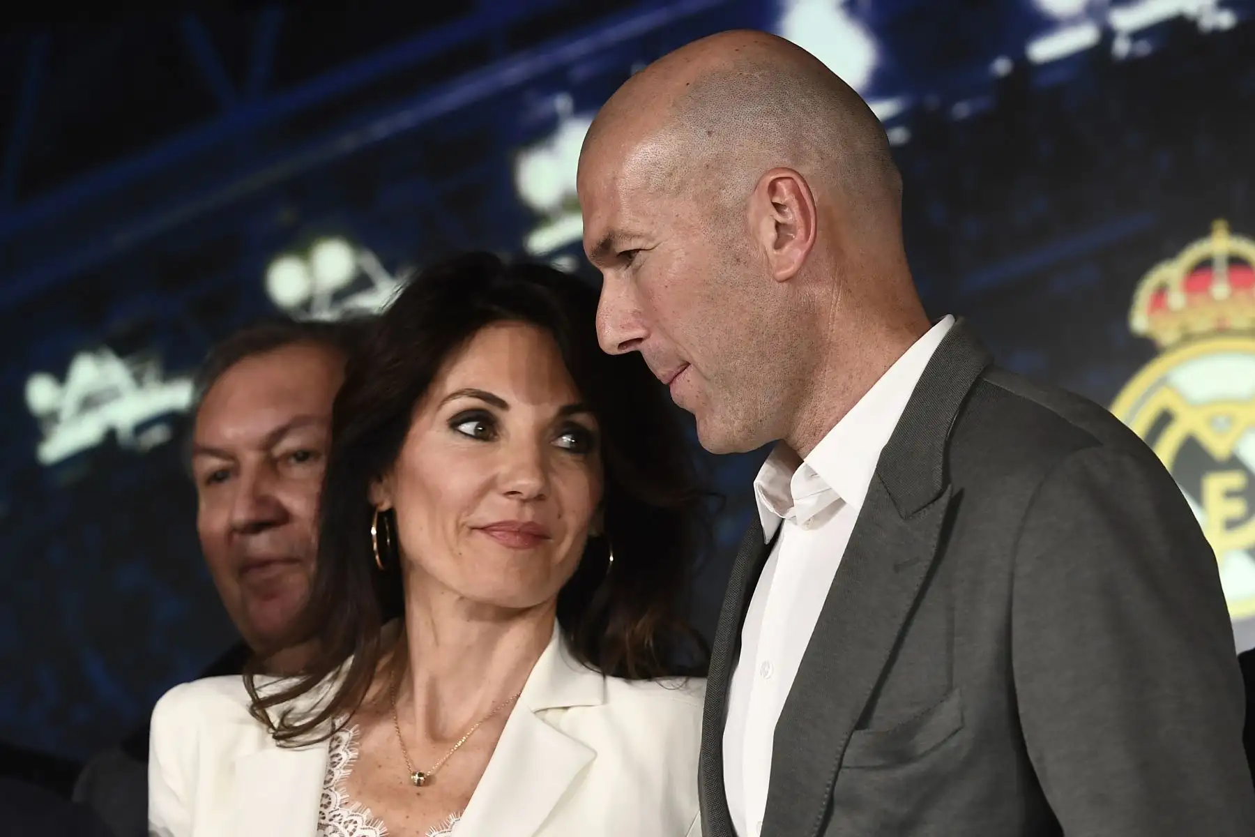 El entrenador francés del Real Madrid, Zinedine Zidane posa con su esposa Veronique y el presidente español del Real Madrid, Florentino Pérez después de dar una conferencia de prensa en Madrid. Foto: AFP