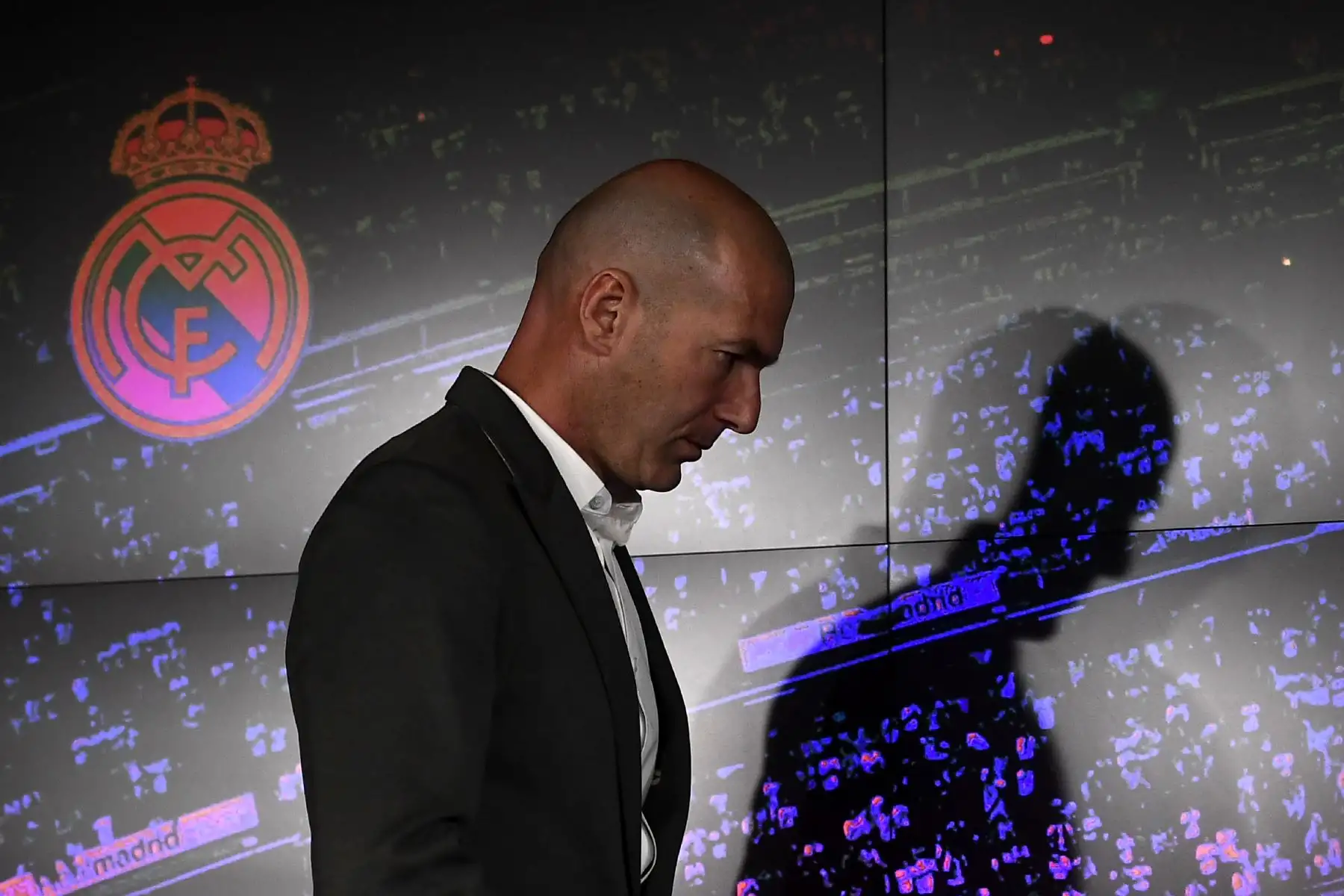 El entrenador francés del Real Madrid, Zinedine Zidane posa con su esposa Veronique y el presidente español del Real Madrid, Florentino Pérez después de dar una conferencia de prensa en Madrid. Foto: AFP