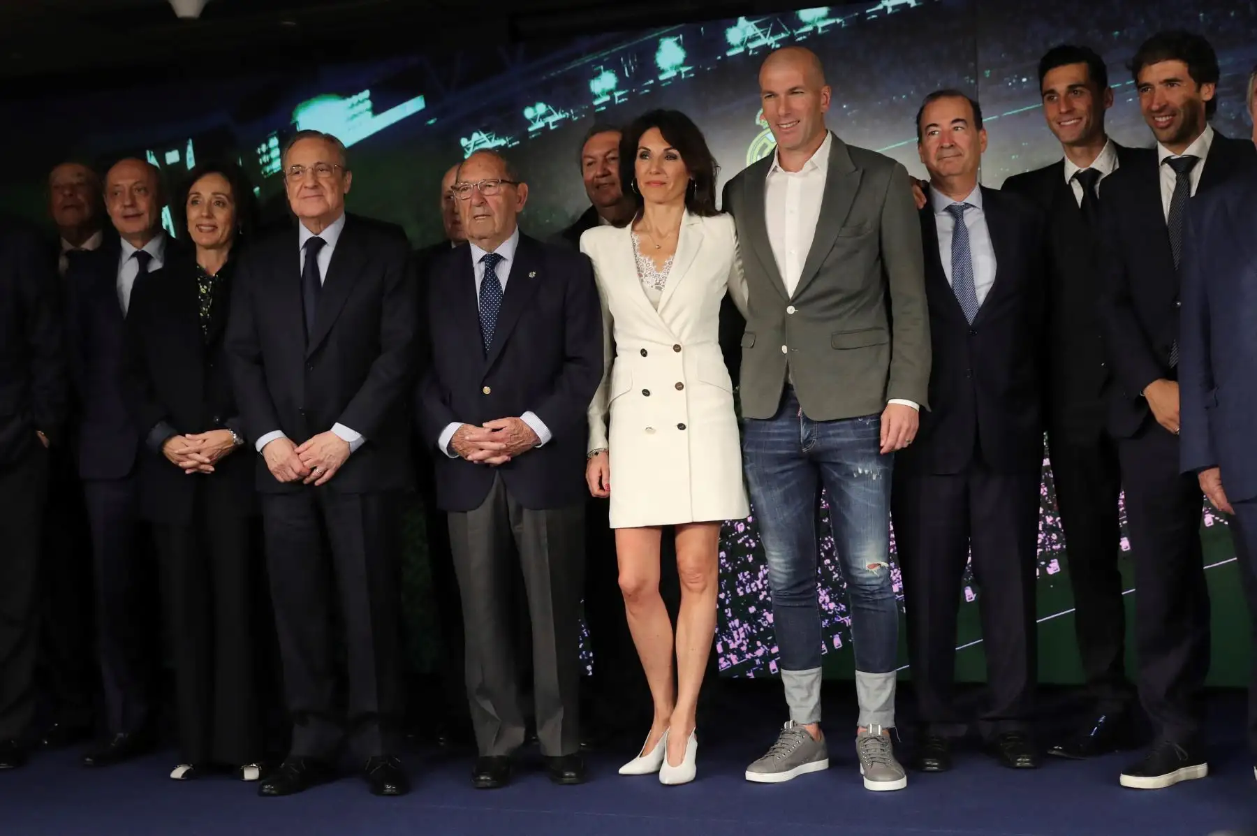 El entrenador francés del Real Madrid, Zinedine Zidane posa con su esposa Veronique y el presidente español del Real Madrid, Florentino Pérez después de dar una conferencia de prensa en Madrid. Foto: AFP