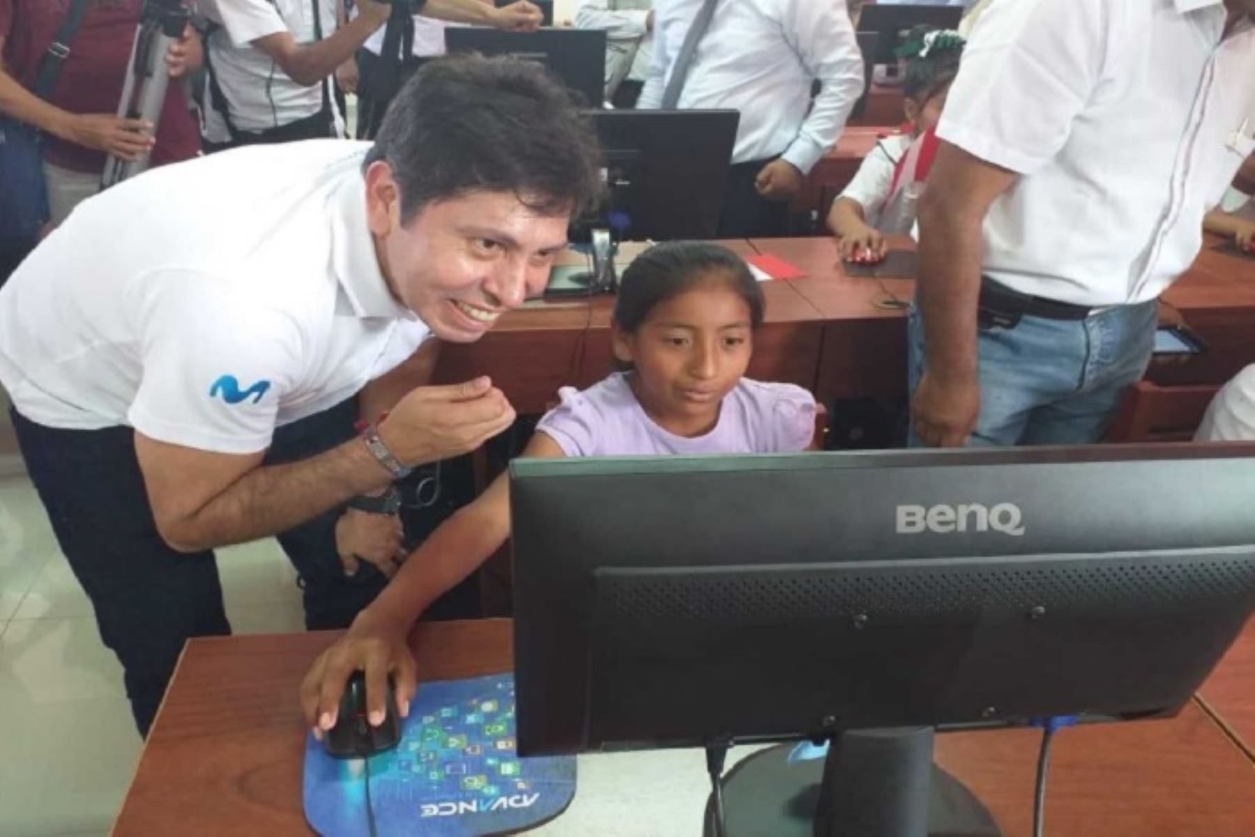 Pedro Cortez, presidente ejecutivo de Telefónica del Perú  al lado de una alumna del colegio Elina Vinces en Túcume,  usando el Internet  para demostrar el valor de la tecnología y la conectividad en la educación, en el marco del inicio del año escolar 2019.
